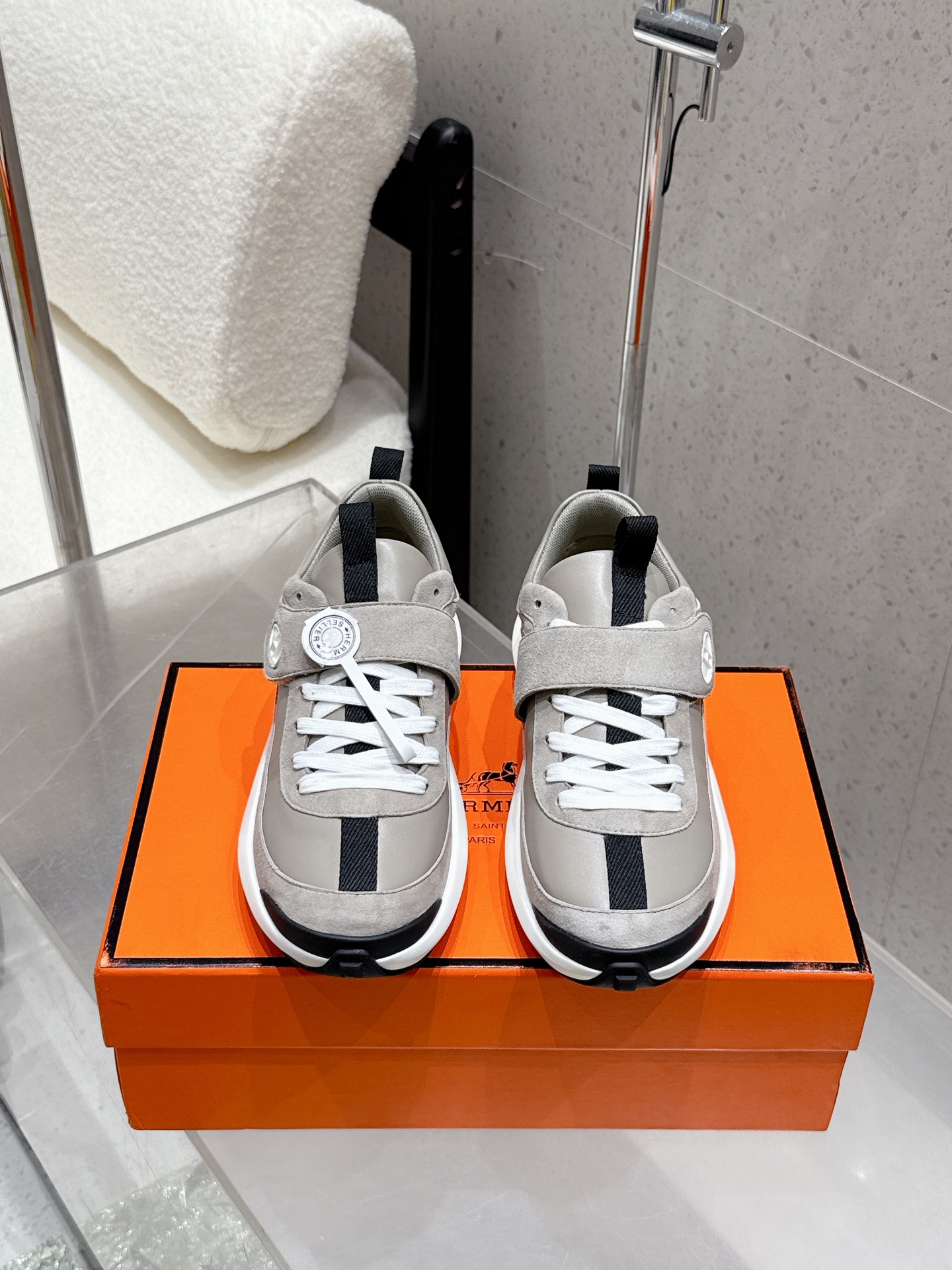 NO:460816,Purchase grade 25ss Hermes New H-home Thick-soled heightened casual sports shoes using imported cowhide imported suede hollow sports and fashionable upper full circle head layer calfskin without breakage atmospheric luxury Customized Double lifting design Outsole adopts foam shock absorbing midsole + TPU film double-layer combination Casual sports Fashion and versatile Super comfortable on the foot Size35-40 (40 custom made without return or exchange), dad shoes, hermes, hermes, sneakers, cowhide, chamois leather19860909代购级 25ss Hermes 爱马仕 新品 H家 厚底增高休闲运动鞋 采用进口牛皮 进口麂皮镂空 运动时尚鞋面整圈头层小牛皮无断接大气奢华 定制 双提环设计 大底采用发泡减震中底+TPU底片双层组合 休闲运动 时尚百搭 上脚超级舒适 Size35-40（40订做不退换）,老爹鞋,hermes,hermes,sneakers,cowhide,chamois leather,Women's Shoes