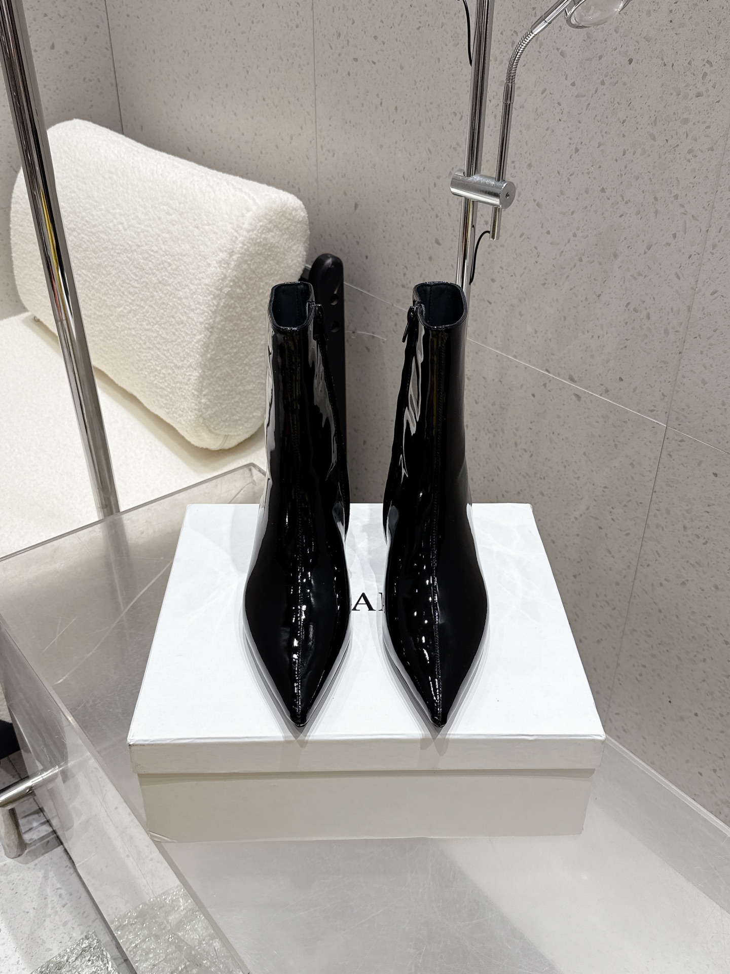 NO:460811,Niche trendy brand khaite25ss early autumn new retro heel short boots pointed toe inner high-side zippered short boots!  Beautiful nude boots!  The fashionable and extremely small pointed toe is paired with a heel-in-the-height design. It is chic and versatile and has a stable feel. The shoe shape is slender and fashionable, and the slight accumulation makes the legs look thin. The goddess's versatile leg slim boots can easily create fashionable long legs!  And there is no need to think about matching. The dress and short skirt are very beautiful. The upper is made of mixed-bred sheepskin, inner footbed sheepskin, imported Italian genuine leather sole. Size: 35-40 (40 is required to return and exchange) with original packaging, boots, boots, skirts, sheepskin, Leather soles19860909小众潮牌khaite25ss早秋新款复古坡跟短靴尖头内增高侧拉链短靴！绝美裸靴！时髦极小尖头搭配坡跟内增高的设计 潇洒百搭而且脚感很稳.鞋型纤细又时髦,微微的堆积感超显腿细 女神的百搭瘦腿靴,轻松穿出时尚大长腿！ 而且在搭配上不用多做思考 连衣裙和小短裙都非常好看. 鞋面采用混种羊皮 内里垫脚羊皮 意大利进口真皮大底 码数:35-40（40定不退换） 配原版包装,靴子,boots,skirts,sheepskin,Leather soles,Women's Shoes