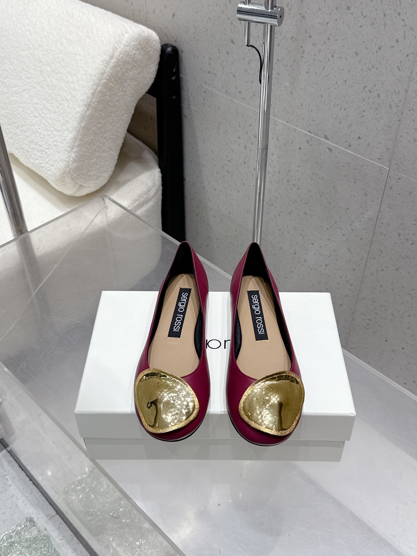 NO:460862,High-quality niche trendy brand Sergio Rossi 25 autumn and winter new gold sheet hardware buckle accessories flat bottom round head Mary Jane single shoes!  Wow, I found a pair of beautiful sandals!  From the Italian Shoe King brand!  I really fell in love with it at first sight. There is a delicate gold piece decoration on the upper!  , bingbing is really super elegant and noble!  , I feel like I am the queen when I wear it. The inlay method is also very low-key, not as greasy as ordinary crystal shoes. It is really super versatile, it can be said that there is no skirt that cannot be matched. Even if it is paired with jeans and shorts, it can instantly enhance the overall fashion sense and make you the focus of the crowd. There is no pressure to wear it when shopping and working. The upper is made of mixed-bred sheepskin, inner footbed sheepskin, imported Italian leather outsole + rubber injection molding. Size: 35-40 (40 custom made without return and exchange) with original packaging, single shoes, sandals, mary jane, skirts, shorts, sheepskin, gold, Leather soles19860909高品质 小众潮牌Sergio Rossi 25秋冬新品黄金片五金扣配饰平底圆头玛丽珍单鞋！哇塞,发现了一双绝美凉鞋！来自意大利鞋王品牌！真的是一眼就爱上了. 鞋面上有一块精致的黄金片装饰！,bingbing真的超级优雅贵气！,感觉穿上它自己就是女王本王,. 镶嵌的方式也很低调,不会像一般的水晶鞋那么油腻. 真的超级百搭呀, 可以说没有配不了裙子.就算是配牛仔 裤短裤,也能瞬间提升整体的时尚感,让你成为人群中的焦点. 逛街 上班穿它都毫无压力. 鞋面采用混种羊皮 内里垫脚羊皮 意大利进口真皮大底+橡胶注塑 码数:35—40（40定做不退换） 配原版包装,单鞋,sandals,mary jane,skirts,shorts,sheepskin,gold,Leather soles,Women's Shoes