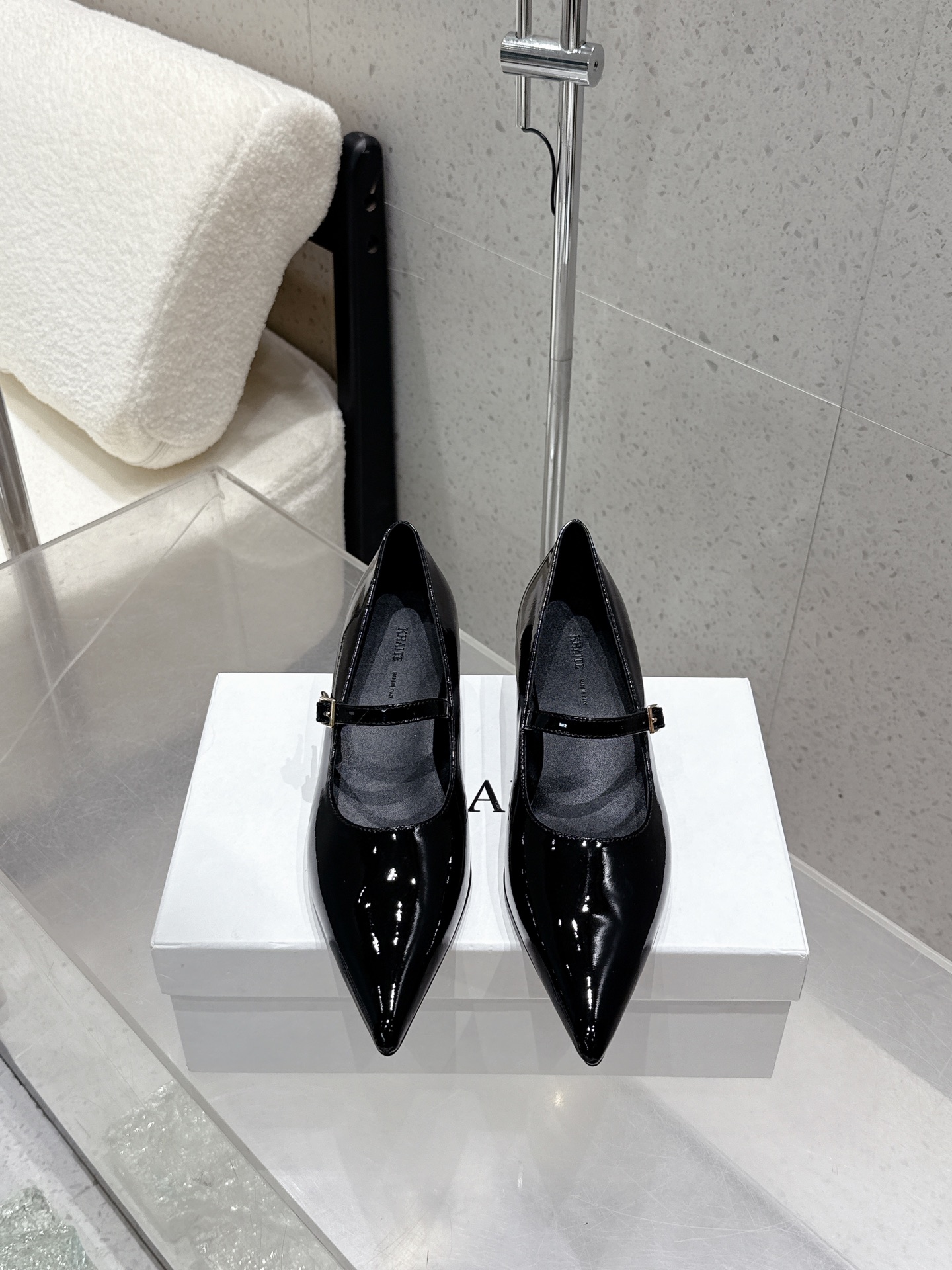 NO:460854,High-end khaite autumn and winter new retro heeled one-length strip Mary Jane pointed toe shoes!  The minimalist, avant-garde, sharp and fearless designs have made Khaite a hit in the fashion industry in recent years. In just a few years, it has become one of the most popular clothing brands. It is simple and everyday, without losing its femininity and sensibility, making many Old Celine, fashion celebrities and independent women obsessed with it!  Intellectual and elegant!  The upper is made of original custom-made soft calf patent leather, inner foot pad sheepskin imported from Italy, heel height: about 5.5cm, size: 35-40 (40 custom made without return and exchange) with original packaging, single shoes, celine, mary jane, sheepskin, Leather soles19860909高版本 khaite 秋冬新款复古坡跟一字带玛丽珍尖头单鞋！ 极简前卫、锋利和无畏的设计,让Khaite近年响亮时尚界.短短几年间已经成为最受欢迎的服装品牌之一.它简约日常,又不失女性化与感性,让很多Old Celine、时尚名人和独立女性为它痴迷！知性优雅！ 鞋面采用原版定做软小牛漆皮 内里垫脚羊皮 意大利进口真皮大底 跟高:约5.5cm 码数:35-40（40定做不退换） 配原版包装,单鞋,celine,mary jane,sheepskin,Leather soles,Women's Shoes