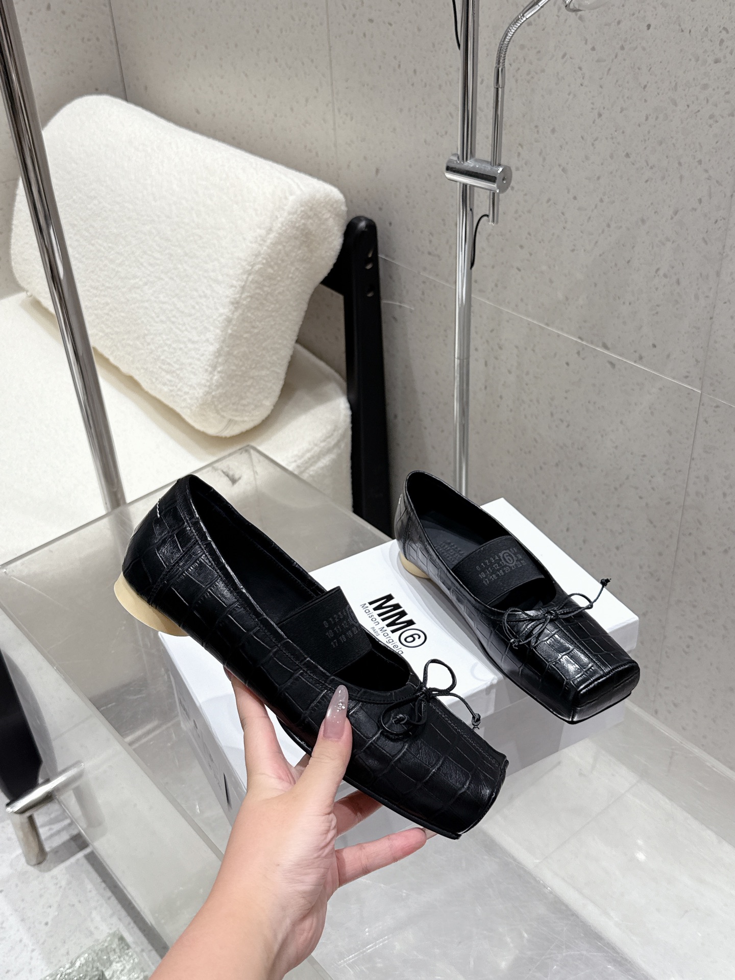 NO:461873,High-version MM6 Maison 2025ss new product. The square toe flat-soled Mary Jane ballet shoes are very popular recently. Needless to say, they will definitely be very comfortable. The silhouette. The unique fabric and contrasting material are all MM6 Maison Magical. The characteristics worth looking forward to. This ballet shoes are made of very textured imported crocodile pattern cowhide fabric/square head elegance and logo elastic band. Italian leather outsole is absolutely amazing. Size: 35-39 (40 customized) with original consistent packaging, Mary Jane, masion margiela, masion margiela, maison margiela, mary jane, cowhide, Leather soles19860909高版本 MM6马吉拉2025ss新品最近超级火的方头平底玛丽珍芭蕾舞鞋 舒适度不用说 肯定会很舒服的 廓形 独具匠心的布料和对比材质的拼贴均是 MM6 Maison Magical,值得期待的特色 这款芭蕾舞鞋采用很有质感的进口鳄鱼纹牛皮面料/方头的雅致和logo松紧带 意大利真皮大底 简直绝绝子了 码数:35-39（40定做） 配原版一致包装,玛丽珍,masion margiela,masion margiela,mary jane,cowhide,Leather soles,Women's Shoes