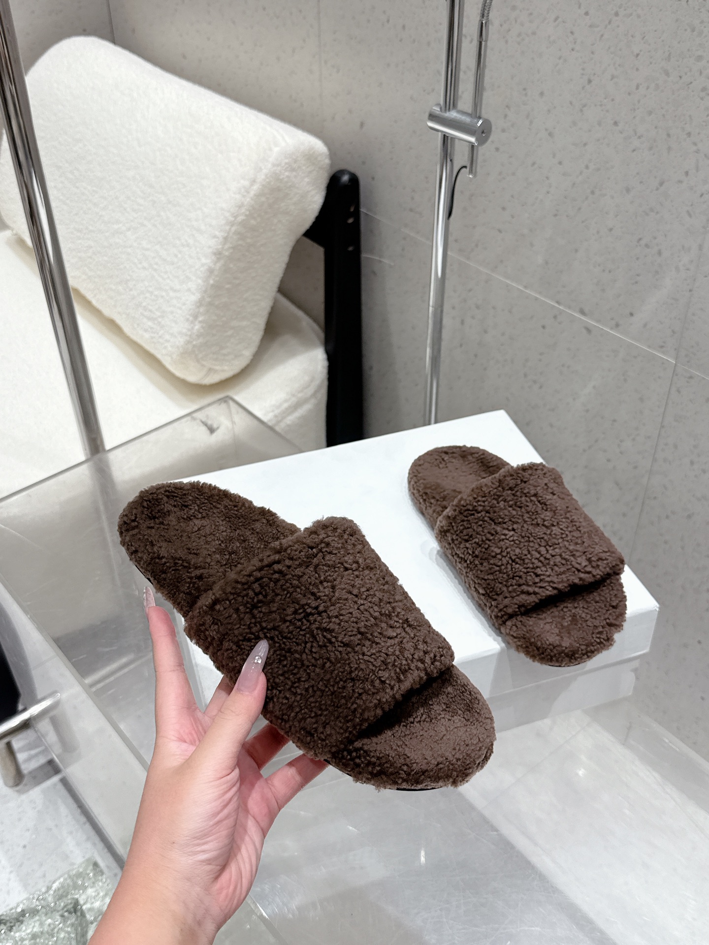 NO:461932,Purchase grade THEROW 2025ss new autumn and winter The Row cute lamb wool slippers, fashionable and versatile casual and trendy wool slippers overseas purchasing version, popular one after another, in winter, you still need a pair of warm, fashionable and versatile wool slippers, which look good when you match it. In winter, you can also go out beautifully with a pair of socks, and it feels as comfortable as you step on your feet. Fabric: imported lamb wool outsole: original rubber sole Size; 35-40 (40 custom made without return or exchange), fur shoes slippers, slippers, socks19860909代购级 THEROW 2025ss新款秋冬The Row 萌萌羊羔毛拖鞋 秋冬时尚百搭休闲潮流羊毛毛拖 海外代购版本,爆款一个接着一个,冬天 还是需要一双保暖时尚洋气百搭的羊毛拖鞋,随意搭配都好看,冬天搭配一双袜子 也能美美哒出街,上脚就像踩感一样非常舒适Q弹 . 面料:进口羊羔毛 大底: 原版橡胶大底 Size；35-40（40订做不退换）,毛毛鞋拖鞋,slippers,socks,Women's Shoes