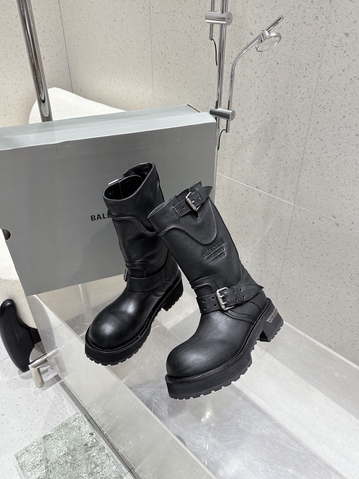 NO:461925,Top version of men's 30 was asked and the Balenciaga boots were finally released. Balenciaga boots are never short of amazing works in the fashion industry, and Balenciaga boots are definitely the best among them. Choose a short navel-exposed sweater, outline the waistline, and match it with an A-shaped pleat to reveal the slender legs, and the girlish feeling is instantly full. Pulling on the boots, the cool feeling is in a strong contrast with the sweet skirt, and then put on a bright color to instantly break the monotony. Walking on the street, you are a sweet and cool fashionable girl, with a great return rate!  Cool and functional style Balenciaga boots are such a magical item. No matter which style, they can perfectly adapt to it, helping you easily grasp the high-end fashion sense. Baby boys, please put on your boots and get out of your unique style!  Upper top layer cowhide inner sheepskin outsole rubber and plastic size for women 35-40 (40 custom made no return or exchange) for men 40-46 (45 46 custom made no return or exchange) original packaging, boots, balenciaga, balenciaga, boots, skirts, cowhide, sheepskin19860909顶级版本 男款30 被问爆了巴黎世家Balenciaga靴终于出了 宝子们,时尚界永远不缺惊艳之作,而Balenciaga靴绝对是其中的佼佼者. 选短款露脐针织衫,勾勒出腰线,再搭配一条A字百褶,露出纤细双腿,少女感瞬间拉满.蹬上靴,的酷感与甜美裙装形成强烈反差,再挎上一个亮色系的,瞬间打破单调.走在街上,你就是又甜又酷的时髦精,回头率爆表！ 酷帅机能风 Balenciaga靴就是这样神奇的单品,无论哪种风格,它都能完美适配,帮你轻松拿捏高级时尚感.宝子们快穿上靴,走出自己的独特风格吧！ 鞋面头层牛皮 内里羊皮 大底橡塑 尺寸女35-40（40定做不退换） 男40-46（45 46定做不退换） 原版包装,靴子,balenciaga,balenciaga,boots,skirts,cowhide,sheepskin,Women's Shoes