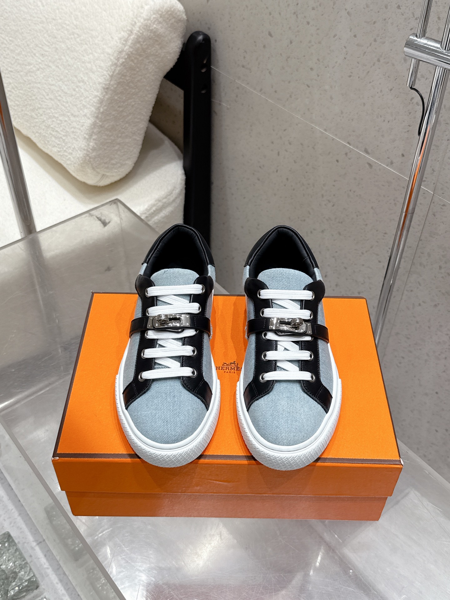 NO:467857,Top version Men's 10 Hermes casual shoes couples H home new sports shoes for four seasons Dy Kelly metal buckle casual sneakers white shoes This pair of Kelly white shoes is really amazing!  H home heros new sports shoes, simple upper cowhide, leather and tendon surface, light, comfortable and breathable!  Full of sportiness!  Top quality size 35-45 couples model, full set of counter synchronous gift box packaging!  , casual shoes/sports shoes, hermes, hermes, sneakers, cowhide19860909顶级版本  男10 Hermes 爱马仕休闲鞋情侣款 H家 四季新品运动鞋 Dy Kelly金属扣休闲运动鞋小白鞋 这双 Kelly 小白鞋真的颜值爆表！ H家 heros 运动鞋新品 简约鞋面牛皮牛筋面,轻盈舒适透气！运动感十足！顶级精品 size 35-45情侣款 全套专柜同步礼盒包装！,休闲鞋/运动鞋,hermes,hermes,sneakers,cowhide,Women's Shoes