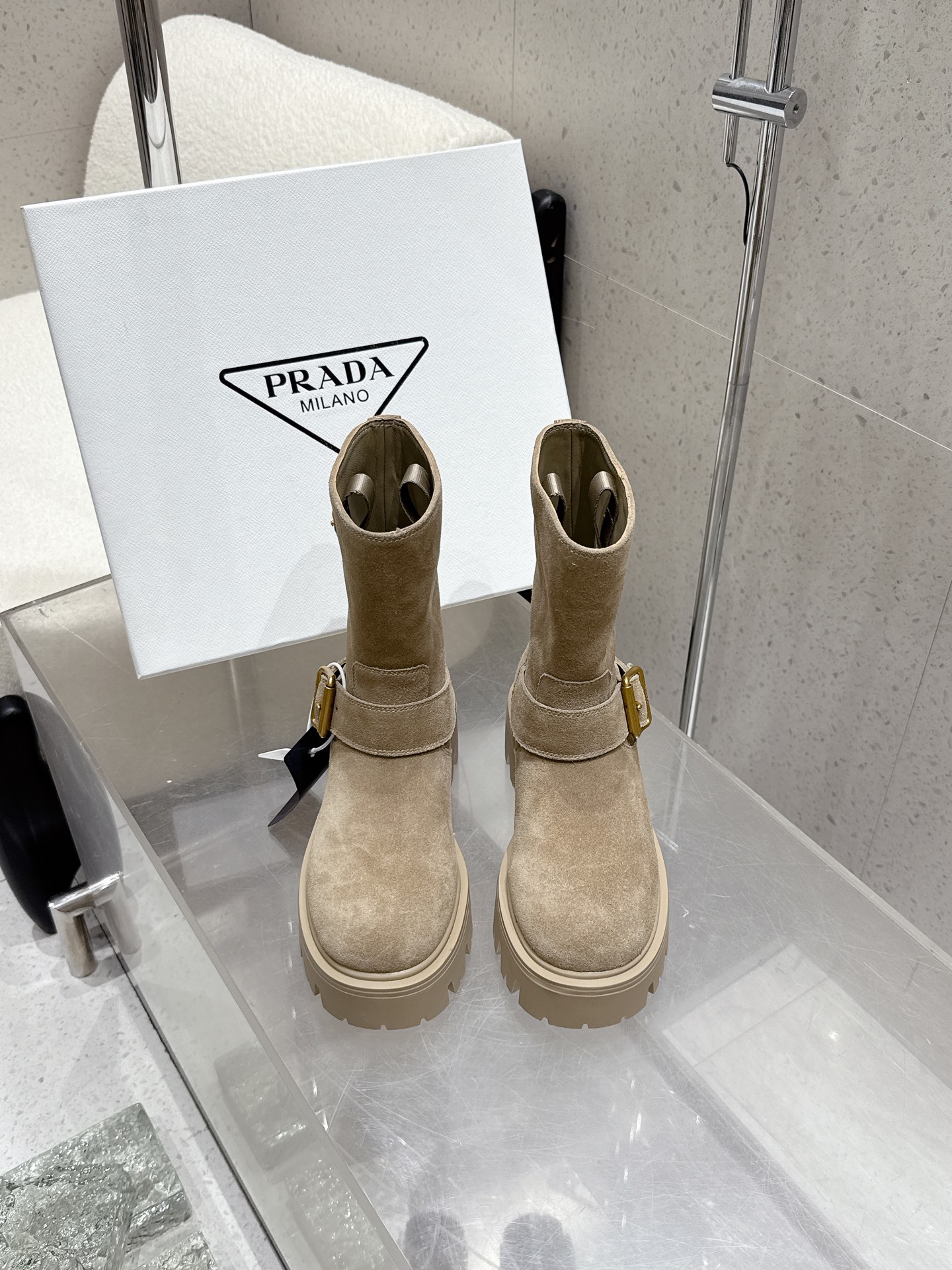 NO:467913,Top version of cowhide, cow velvet Prada, the latest triangle mark with belt buckle thick sole mid-boot boots, a very pleasing style. The catwalk mid-boot boots original version, super positive style, super classic and versatile, super durable, durable, but time-slimming leg slimming artifact, simple and atmospheric. Upper polished calfskin, high mercerized beef reverse velvet, imported calfskin, large sole original outsole, size 35-40 [40.41 customized], boots, prada, prada, boots, cowhide19860909顶级版本牛皮 牛绒 Prada 普拉达 最新三角标搭配皮带扣厚底中筒靴马丁靴,非常耐看的一款. 走秀款中筒靴 原版 版型超正 超经典百搭款 超级耐看 耐穿 不过时 瘦腿神器 简约大气. 鞋面擦色小牛皮 高丝光牛反绒 内里进口小牛皮 大底原版大底 码数35-40 [40.41订做],靴子,prada,prada,boots,cowhide,Women's Shoes