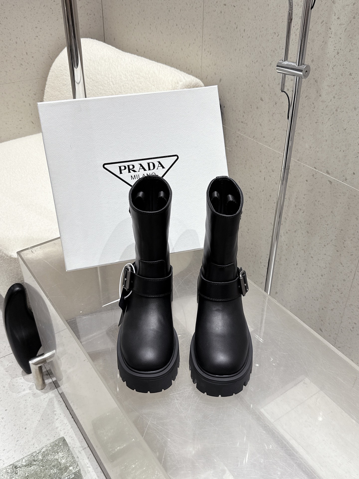 NO:467920,Top version of cowhide 360 ​​cow velvet Prada The latest triangle mark with belt buckle thick sole mid-boot boots, a very pleasing style. The catwalk mid-boot boots original version, super positive style, super classic and versatile, super durable, durable, but time-slimming leg slimming artifact, simple and atmospheric. Upper polished calfskin, high mercerized beef reverse velvet, imported calfskin, outsole original outsole, size 35-40 [40.41 customized], boots, prada, prada, boots, cowhide19860909顶级版本牛皮360 牛绒 Prada 普拉达 最新三角标搭配皮带扣厚底中筒靴马丁靴,非常耐看的一款. 走秀款中筒靴 原版 版型超正 超经典百搭款 超级耐看 耐穿 不过时 瘦腿神器 简约大气. 鞋面擦色小牛皮 高丝光牛反绒 内里进口小牛皮 大底原版大底 码数35-40 [40.41订做],靴子,prada,prada,boots,cowhide,Women's Shoes