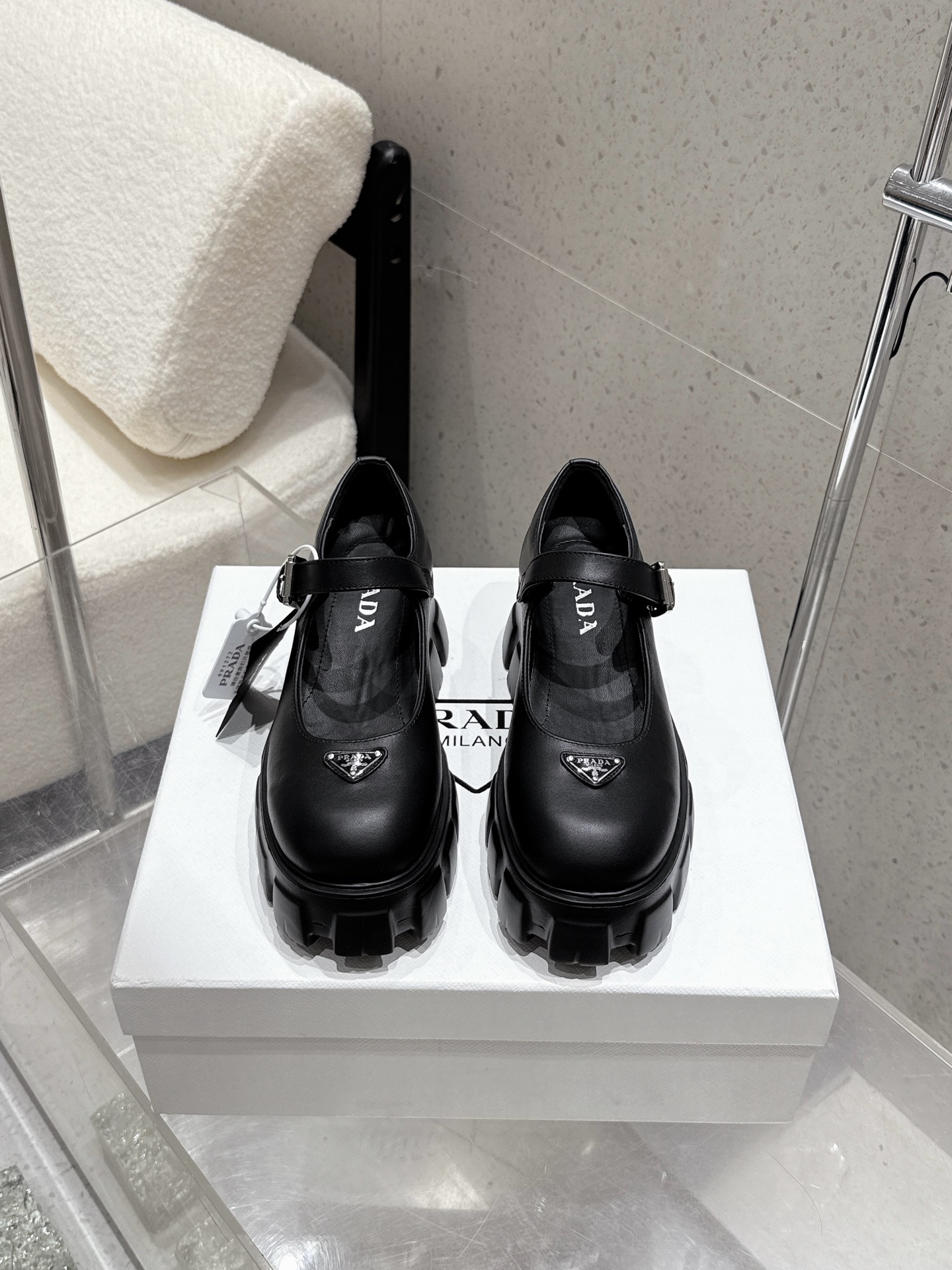 NO:467906,The top version of Prada 25SS new thick-soled Mary Jane, polished and made of old retro and fashionable avant-garde thick-soled sole and cowhide leather surface make the whole pair of shoes light and comfortable. Bright colors satisfy a variety of choices for fashionable people in different styles!  The iconic logo print is matched with the ancient beach style, and every design element is on the trendy point!  Make the whole pair of shoes light and comfortable, bright colors satisfy a variety of choices for fashionable people in different styles!  Upper calfskin/cow back velvet inner cowhide, original open molded sole size35-41 (40 41 custom made without return), Mary Jane, prada, prada, mary jane, cowhide19860909顶级版 Prada 普拉达25SS新款厚底玛丽珍 擦色做旧复古时髦前卫的轮齿厚底鞋底搭配牛皮面让整双鞋轻便舒适 鲜艳色彩 满足不同风格时髦人士的多种选择！标志性logo印花搭配古沙滩造型,每一个设计元素都踩在时髦点上！让整双鞋轻便舒适 鲜艳色彩 满足不同风格时髦人士的多种选择！ 鞋面小牛皮/牛反绒 内里牛皮 大底原版开模大底 size35-41（40 41定制不退换）,玛丽珍,prada,prada,mary jane,cowhide,Women's Shoes