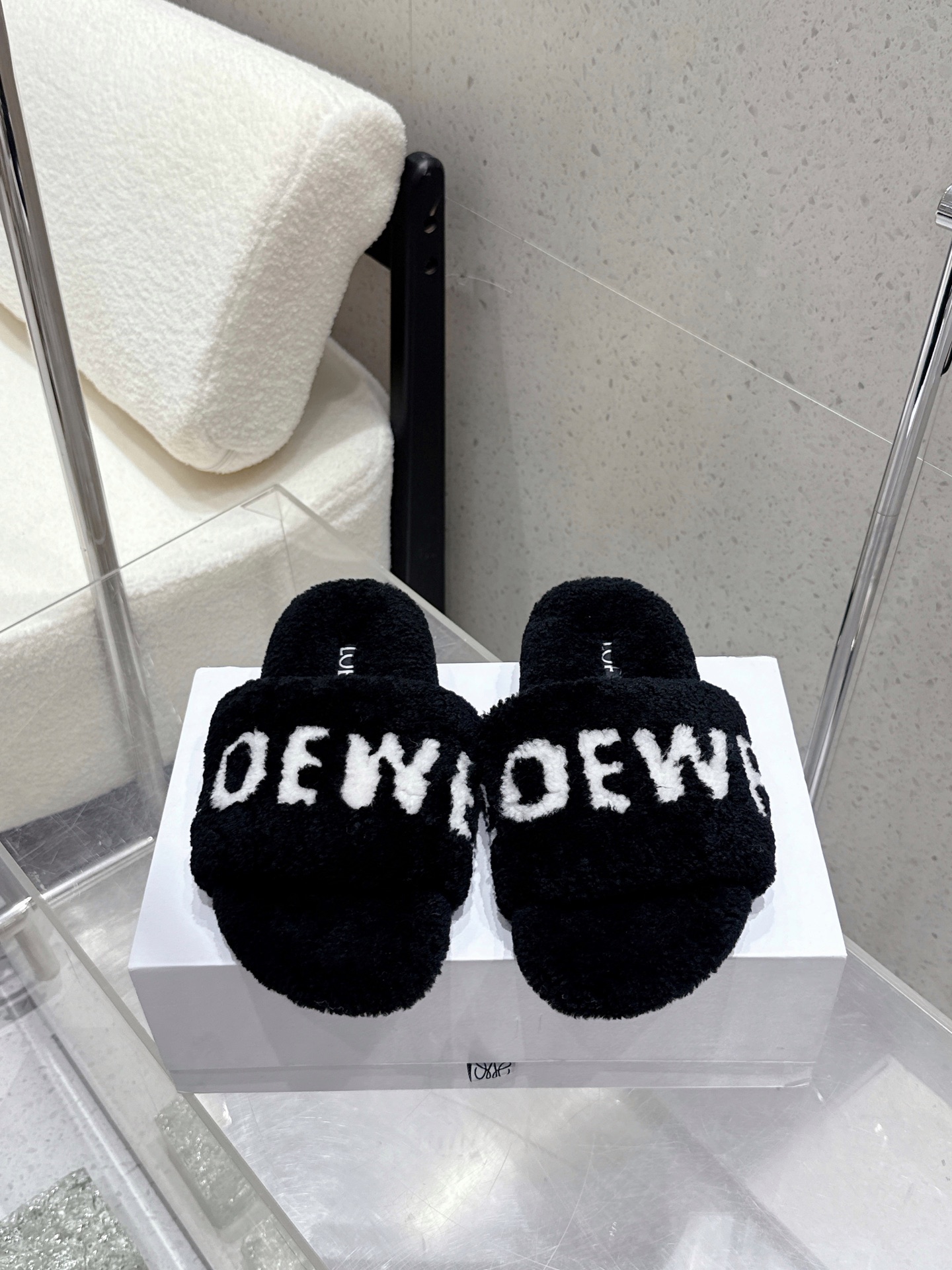 NO:467899,LOEWE The latest autumn and winter letter fur slippers. There are too many beautiful shoes in this season. This fur drag really makes me unable to extricate myself. It's so cute~ The furry wool is made of imported A-grade wool from Europe. We are the same as the original. All of them use pure wool and there is no artificial wool at all!  For the bottom, we chose the same TPU material as the original version. The negative film is wear-resistant and non-slip!  Size#35-42 (customized for 40.41.42), fur shoes and slippers, loewe, loewe, slippers19860909LOEWE罗意威 最新款秋冬字母毛毛拖鞋 这季节美鞋太多这款毛拖 真的是让我无法自拔真太可爱了～ 毛茸茸的羊毛是选用欧洲进口A级羊毛 我们做到与原版一致满鞋 全部采用纯羊毛一点人造毛的成分都没有！ 大底我们选用的是与原版一样的TPU材质 底片耐磨防滑！ Size#35-42（40.41.42定做）,毛毛鞋拖鞋,loewe,loewe,slippers,Women's Shoes