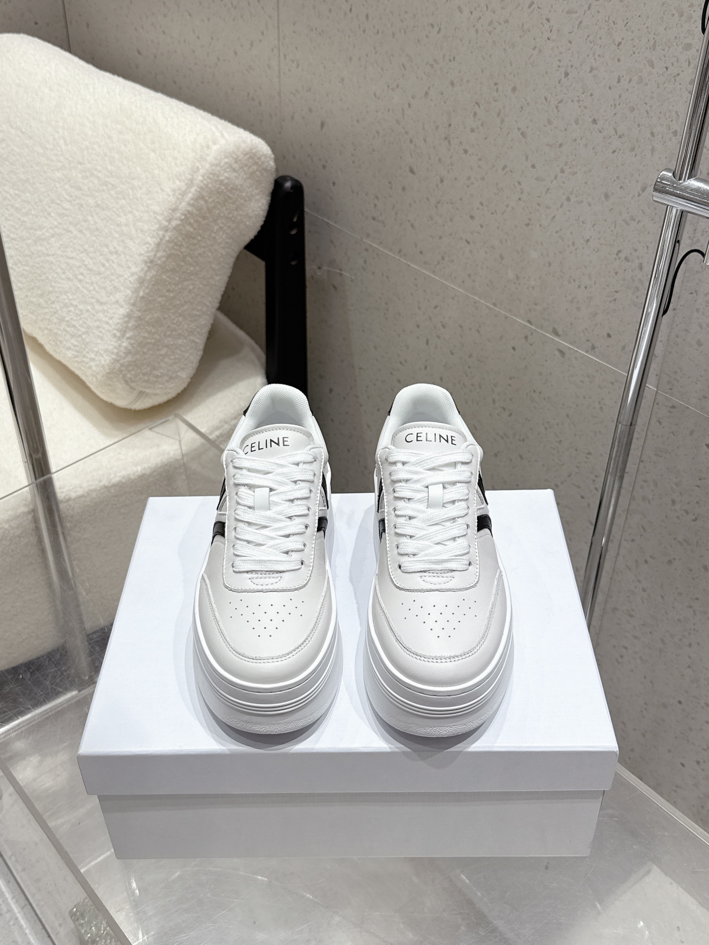 NO:467869,Thick-soled CELINE new white shoes are launched with new color matching styles. The overall design is simple and classic color matching. The CELINE HOMME CELINE new TRAINER series that can be closed. In addition to the classic black and white color matching, the blue and red color matching is even more amazing!  Song Weilong, Mika, Wu Yuheng, and Ding Yuxi show their personal outfits in a casual manner, interpreting the street pace. CELINE Silin's brand new iconic CELINE LOGO embossed straps with vibrant colors. Xu Weizhou and Liang Jingkang interpret it freely, freeze-format vitality rhythm. Size women's code 35-40 (40 41 custom made without return or exchange) A full set of sync gift boxes for counters!  ,casual shoes/sports shoes,celine,celine,sneakers19860909厚底 CELINE 赛琳新款小白鞋 火爆推出新的配色版型 整体设计简约和经典配色 可以闭眼入的那种CELINE HOMME CELINE全新TRAINER系列 除经典黑白配色,蓝红配色更加绝绝子！ 宋威龙、米卡、吴宇恒、丁禹兮率性呈现个性穿搭, 诠释街头步调 CELINE思琳全新 标志性CELINE LOGO压纹绑带搭配活力色彩 许魏洲、梁靖康自在演绎,定格活力韵律 Size女码35-40（40 41定做不退不换） 全套专柜同步礼盒包装！,休闲鞋/运动鞋,celine,celine,sneakers,Women's Shoes