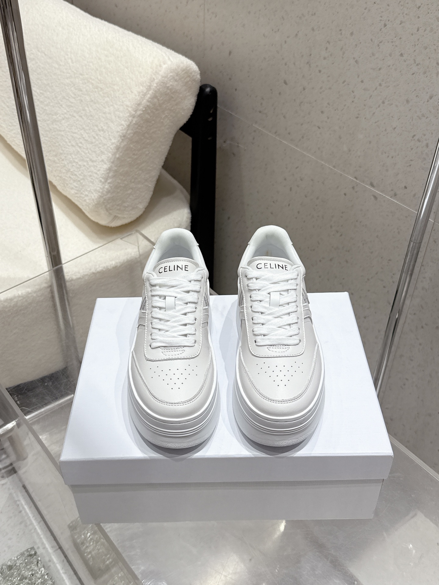 NO:467875,Thick-soled CELINE new white shoes are launched with new color matching styles. The overall design is simple and classic color matching. The CELINE HOMME CELINE new TRAINER series that can be closed. In addition to the classic black and white color matching, the blue and red color matching is even more amazing!  Song Weilong, Mika, Wu Yuheng, and Ding Yuxi show their personal outfits in a casual manner, interpreting the street pace. CELINE Silin's brand new iconic CELINE LOGO embossed straps with vibrant colors. Xu Weizhou and Liang Jingkang interpret it freely, freeze-format vitality rhythm. Size women's code 35-40 (40 41 custom made without return or exchange) A full set of sync gift boxes for counters!  ,casual shoes/sports shoes,celine,celine,sneakers19860909厚底 CELINE 赛琳新款小白鞋 火爆推出新的配色版型 整体设计简约和经典配色 可以闭眼入的那种CELINE HOMME CELINE全新TRAINER系列 除经典黑白配色,蓝红配色更加绝绝子！ 宋威龙、米卡、吴宇恒、丁禹兮率性呈现个性穿搭, 诠释街头步调 CELINE思琳全新 标志性CELINE LOGO压纹绑带搭配活力色彩 许魏洲、梁靖康自在演绎,定格活力韵律 Size女码35-40（40 41定做不退不换） 全套专柜同步礼盒包装！,休闲鞋/运动鞋,celine,celine,sneakers,Women's Shoes