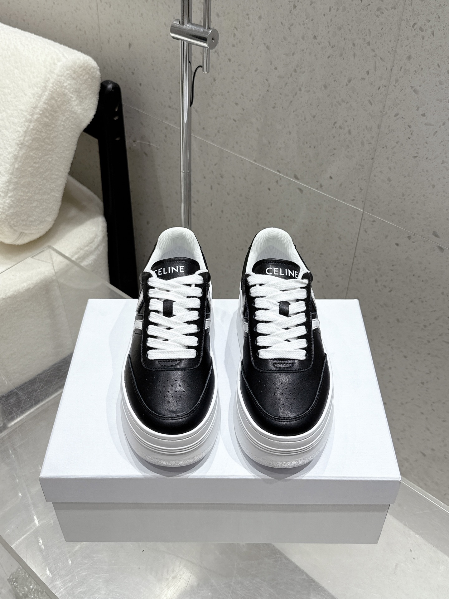 NO:467883,Thick-soled CELINE new white shoes are launched with new color matching styles. The overall design is simple and classic color matching. The CELINE HOMME CELINE new TRAINER series that can be closed. In addition to the classic black and white color matching, the blue and red color matching is even more amazing!  Song Weilong, Mika, Wu Yuheng, and Ding Yuxi show their personal outfits in a casual manner, interpreting the street pace. CELINE Silin's brand new iconic CELINE LOGO embossed straps with vibrant colors. Xu Weizhou and Liang Jingkang interpret it freely, freeze-format vitality rhythm. Size women's code 35-40 (40 41 custom made without return or exchange) A full set of sync gift boxes for counters!  ,casual shoes/sports shoes,celine,celine,sneakers19860909厚底 CELINE 赛琳新款小白鞋 火爆推出新的配色版型 整体设计简约和经典配色 可以闭眼入的那种CELINE HOMME CELINE全新TRAINER系列 除经典黑白配色,蓝红配色更加绝绝子！ 宋威龙、米卡、吴宇恒、丁禹兮率性呈现个性穿搭, 诠释街头步调 CELINE思琳全新 标志性CELINE LOGO压纹绑带搭配活力色彩 许魏洲、梁靖康自在演绎,定格活力韵律 Size女码35-40（40 41定做不退不换） 全套专柜同步礼盒包装！,休闲鞋/运动鞋,celine,celine,sneakers,Women's Shoes