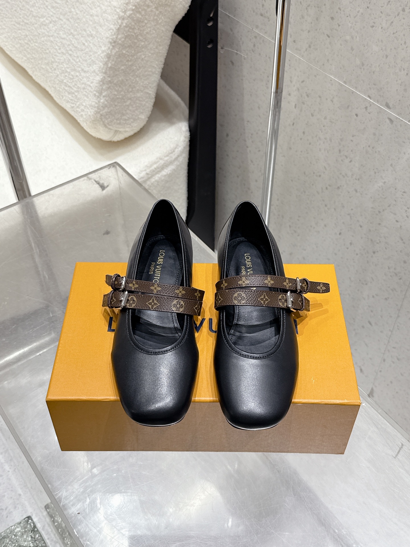 NO:478138,Top version LV Donkey Brand 25WF new product old-fashioned mesh double-belt Mary Zhen shoes really hit my girlish heart at a glance!  This pair of LV shoes directly weld the elegance and girlishness to the feet!  The mesh is light and breathable, faintly reveals the skin texture, comes with a gentle filter, and the cowhide presbyopia part continues the brand recognition, retro, noble, wear-resistant, and fabric-resistant, and not easy to deform. The iconic double-band design firmly fixes the ankles, and the details are exquisite with metal buckles. Whether it is paired with a college-style pleated skirt, French floral skirt, or simple jeans, you can easily hold it. The legs are stretched out instantly when you put your feet on, and wear it on daily commuting, dates and shopping. It is both temperamental and eye-catching enough. A true 'versatile and noble artifact' allows you to walk on the trendy tip every step!  The fabric is made of original custom mesh/cowhide, the inner foot pads are all sheepskin imported from Italy. The large leather soles are size35-39 (customized on 40/41), Mary Jane, louis vuitton, louis vuitton,mary jane, skirts, jeans, cowhide, sheepskin, Leather soles19860909顶级版本 LV驴牌25WF新品老花网纱双带玛丽珍鞋 真的是一眼就戳中了我的少女心！ 这双LV鞋直接把优雅与少女感焊在脚上！ 网纱轻盈透气 隐约透出肌肤质感 自带温柔滤镜 牛皮老花部分则延续品牌辨识度 复古又显贵耐磨耐造还不易变形. 标志性的双带设计牢牢固定脚踝 搭配金属扣点缀细节处尽显精致. 无论是搭配学院风百褶裙、法式碎花裙,还是简约牛仔裤都能轻松hold住. 上脚瞬间拉长腿部线条,日常通勤、约会逛街穿它 既显气质又足够吸睛 妥妥的“百搭显贵神器” 让你每一步都走在时髦尖上！ 面料采用原版定制网纱/牛皮 内里垫脚均为羊皮 意大利进口真皮大底 size35-39（40/41定制）,玛丽珍,louis vuitton,louis vuitton,mary jane,skirts,jeans,cowhide,sheepskin,Leather soles,Women's Shoes