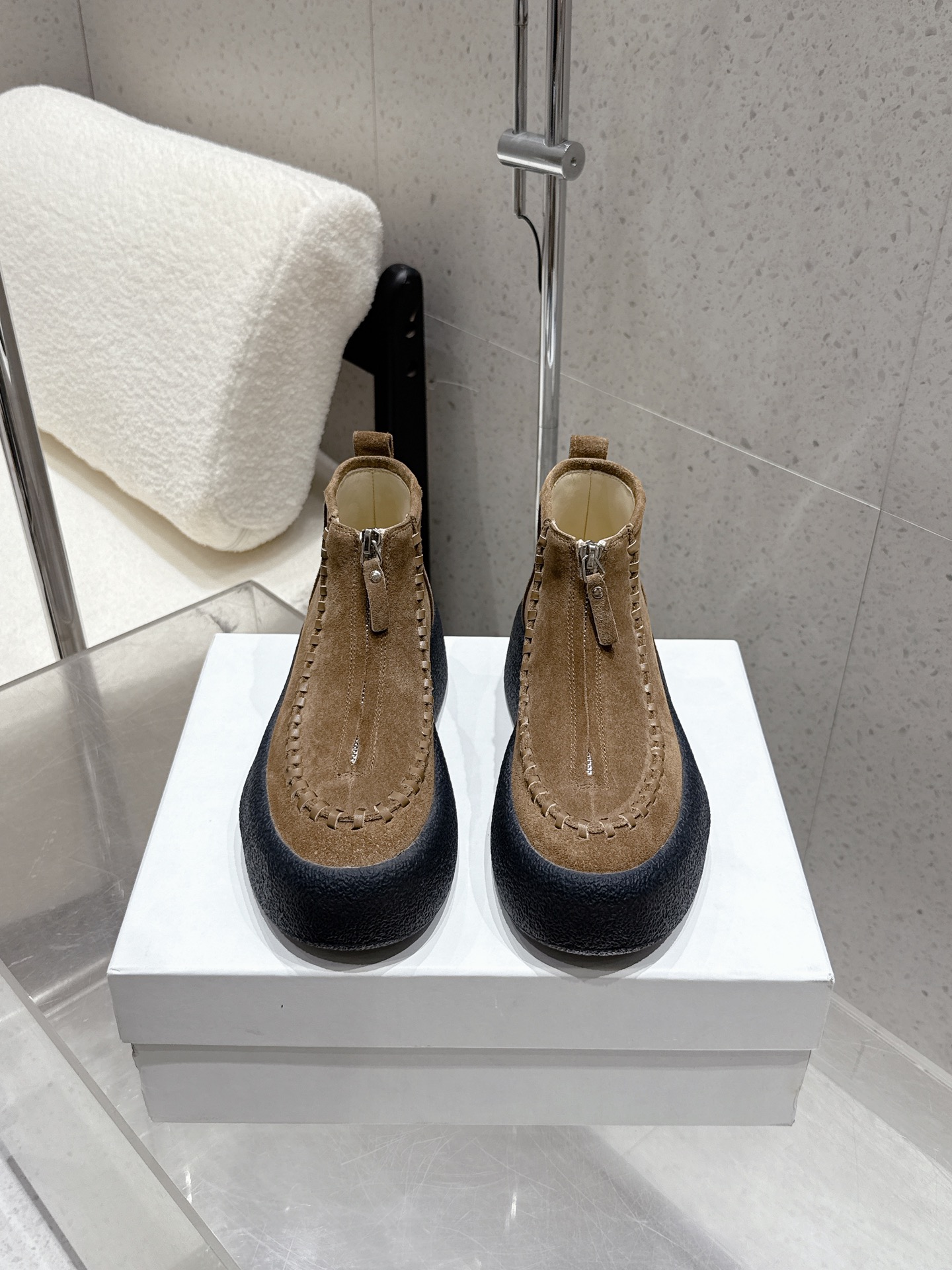 NO:478125,The top version of the row new THEROW boots, genuine leather round toe, minimalist and versatile flat bottom Chelsea feet are really the most comfortable style I have ever worn, so soft!  The socks must take it away. It has a high-end and simple feeling, in fact, in addition to being beautiful, its comfort is really easy to wear so hard that it is reluctant to take it off!  Matching suit pants, no incongruous feeling, imported cowhide, imported wool, original sole, size 35-39 (40 custom-made, no return or replacement), boots, boots, business suit, cowhide19860909顶级版本 the row 新款 THEROW短靴 真皮圆头极简百搭平底切尔西脚真的是史上我穿过最最舒服的款式太柔软啦！磨脚星人一定要收了它 有一丢高级又简约的感觉其实除了好看以外它的舒适度真的是好穿到舍不得脱下来啦！搭配 西装裤 都毫无违和感 面料进口牛皮磨砂 内里进口羊毛 鞋底原版鞋底 尺码35-39（40定制不退不换）,靴子,boots,business suit,cowhide,Women's Shoes