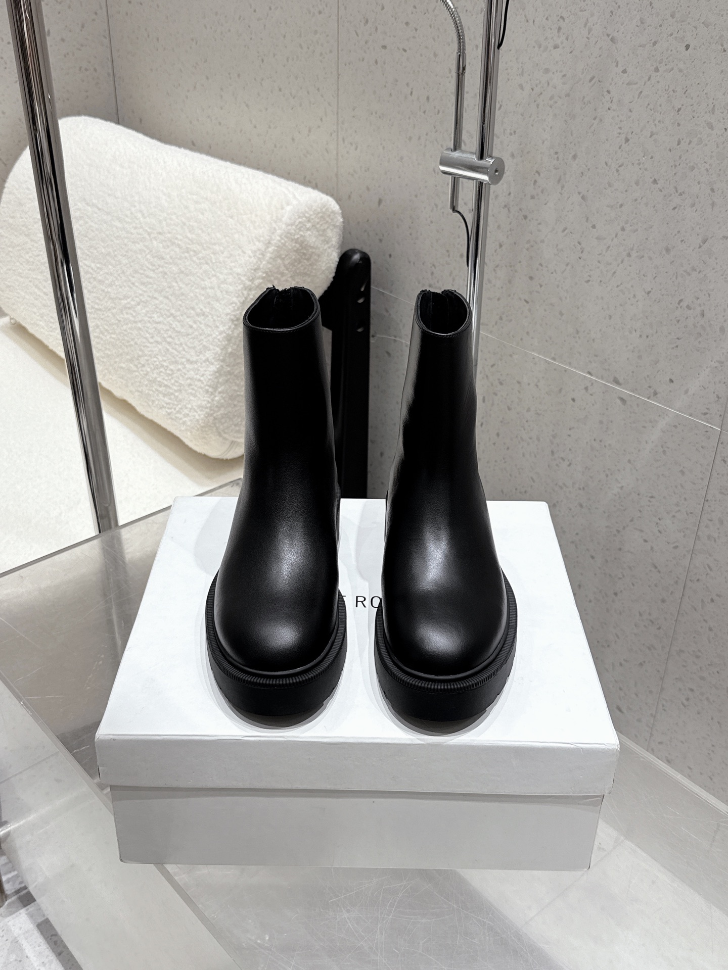 NO:478115,Top version THE ROW 25ss Autumn and Winter New TR French retro Chelsea short boots with minimalist thick sole rear zipper and ankle boots, classic and versatile!  A very simple design concept makes this Chelsea boots unique!  The row is really an amazing designer brand!  The overall last is smooth and elegant, exquisite and versatile without losing its sense of fashion!  Very good foot feeling!  The boots are tightly closed and can well modify the calves!  The zipper design is also very convenient to put on and take off!  Upper tire calfskin inner foot pad sheepskin original sole open mold TPU outsole color black brown heel height 4cm size 35-40 (40 custom made without return), boots, boots, cowhide, sheepskin19860909顶级版本 THE ROW 25ss秋冬新款 TR 法式复古切尔西短靴极简厚底后拉链及踝靴 经典百搭！非常简单的设计构想,就让这款切尔西短靴与众不同！the row真是一个让人叹服的设计师品牌！ 整体楦型流畅秀气,精致百搭又不失时髦感！脚感非常赞！靴口收的比较紧,能很好修饰小腿！拉链设计穿脱也很方便！ 鞋面胎小牛皮 内里垫脚羊皮 鞋底原版开模 TPU 大底 颜色黑色 棕色 跟高4cm 码数35-40（40定做不退换）,靴子,boots,cowhide,sheepskin,Women's Shoes