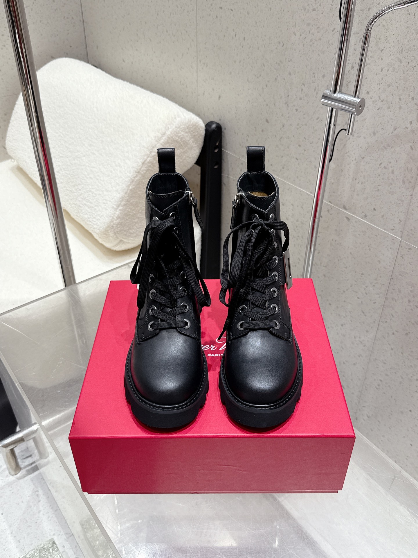 NO:477348,Top version Roger Vivier Roger Vivier autumn and winter new women's boots Square buckle mid-tube boots thick-soled British style Martin boots RV beautiful diamond buckle mid-tube boots, lace-up design, slim and slim on the upper body to modify the leg shape. The style is handsome and versatile and fashionable. The iconic brand diamond buckle shines with bright light. In addition to the more interesting design, it also improves comfort. The large leather shoe tongue design makes the large front cover more fitting the legs and makes it look slimmer. The upper line is neatly routed, and the exquisite oil edges can be seen to be carefully made. The velvet feels thick and soft, elegant and noble, and has a strong aura. The leather inner and insoles are comfortable and breathable, the leather is delicate, with gold silk screen printing inside, and the printing is excellent. The humanized pull-belt design at the back of the upper is convenient for putting on and taking off. It is also more handsome as an jewelry, and the details show the quality craftsmanship  Ultra-light foamed large sole, which reduces the load on the whole boot, soft and Q-elastic, has extremely light foot feeling, comfortable and easy to wear, has a strong sense of high-end style, and is very finely crafted by the large RV large LOGO, which is impeccable. The fabric is high mercerized/reverse velvet leather, inner sheepskin, large sole rubber foamed large sole, size 35-41 (40 41, no return or exchange), boots, roger vivier, boots, sheepskin19860909顶级版 Roger Vivier 罗杰维维亚秋冬新款女靴 方扣中筒靴厚底英伦风马丁靴 RV 绝美钻扣中筒靴,系带设计,上身显瘦修饰腿型.风格帅气十足,百搭时尚,标志性品牌钻扣闪耀着璀璨光芒,简约别致除了设计上更加有趣,也提升了舒适性.真皮大鞋舌设计,大面积前挡更加贴合腿部,更加显瘦,鞋面车线走线工整,精美油边可见制作细致用心.,绒感厚实柔软,优雅高贵,气场超强. 真皮内里和鞋垫舒适透气,皮质细腻,内有金色丝印,印刷精良.鞋帮后处的人性化拉带设计,方便穿脱,作为饰品的存在也是更为帅气一些,细节彰显品质工艺 超轻发泡大底,为整靴减轻负重,柔软Q弹,脚感无比轻盈,舒适好穿,大牌高级感特别强,浮雕RV大LOGO做工相当精细,无可挑剔 面料高丝光/反绒皮 内里羊皮 大底橡胶发泡大底 尺码35-41（40 41不退换）,靴子,roger vivier,boots,sheepskin,Women's Shoes