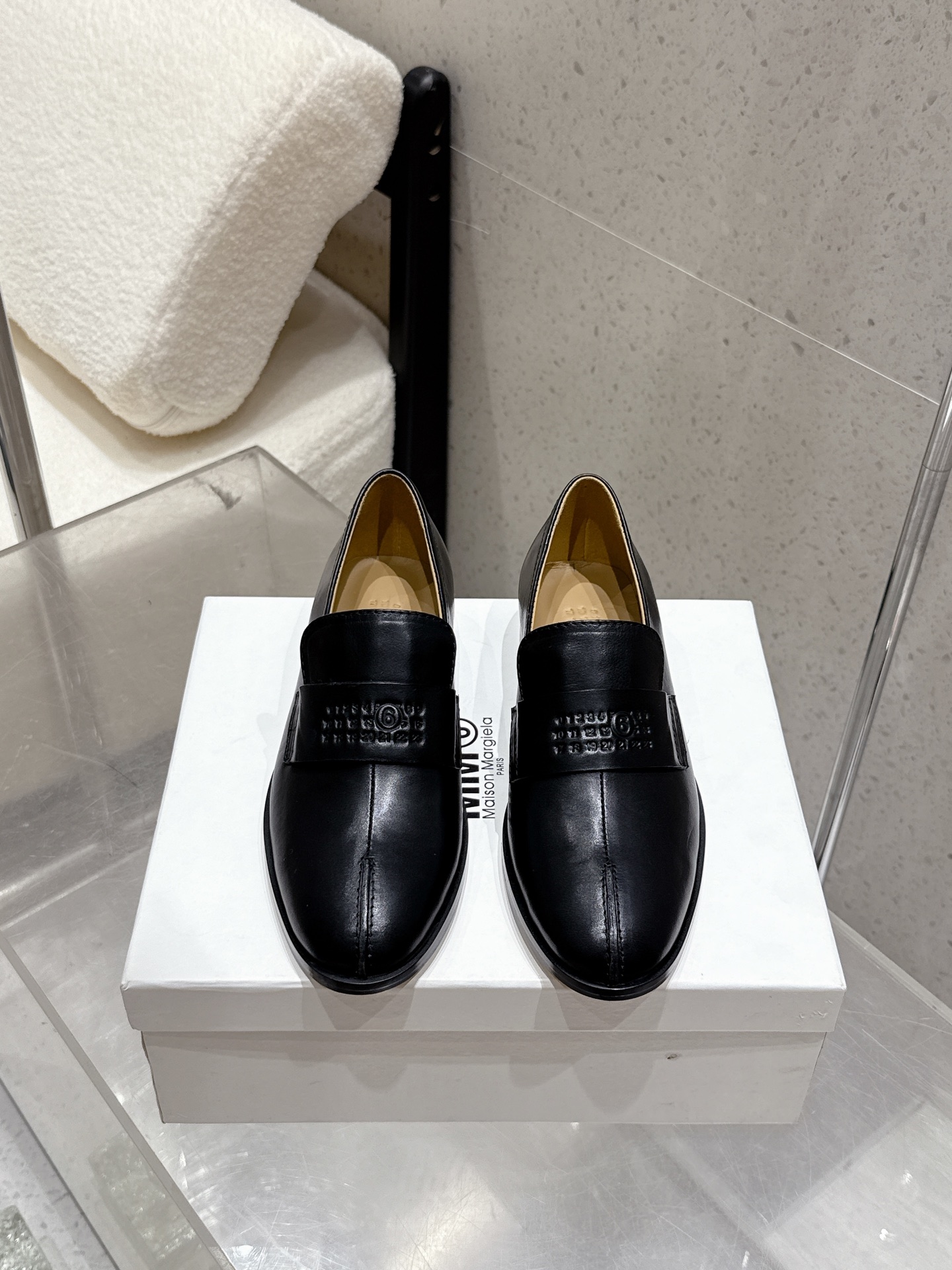 NO:477378,Half-wheel 290 single shoes Maisom Margiela mm6 new round toe Half-slippers Casual leather shoes This pair of popular items must be purchased with one pair. Items that cannot be missed. Exclusive original version purchased and developed. One that cannot be missed. Imported calfskin on the upper, cowhide, original leather outsole. Size 35-41 (customized by 40 41), half-wheel shoes, masion margiela, masion margiela, slippers, cowhide, Leather soles19860909半拖290 单鞋 Maisom Margiela mm6马吉拉新款圆头 半拖鞋 休闲皮鞋 这双热度超高的单品 必须人手一双入手了 不能错过的单品 炸裂了 独家原版购入开发 不能错过的一款 鞋面进口小牛皮 牛皮内里 大底原版真皮大底 码数35-41（40 41定做）,半拖单鞋,masion margiela,masion margiela,slippers,cowhide,Leather soles,Women's Shoes