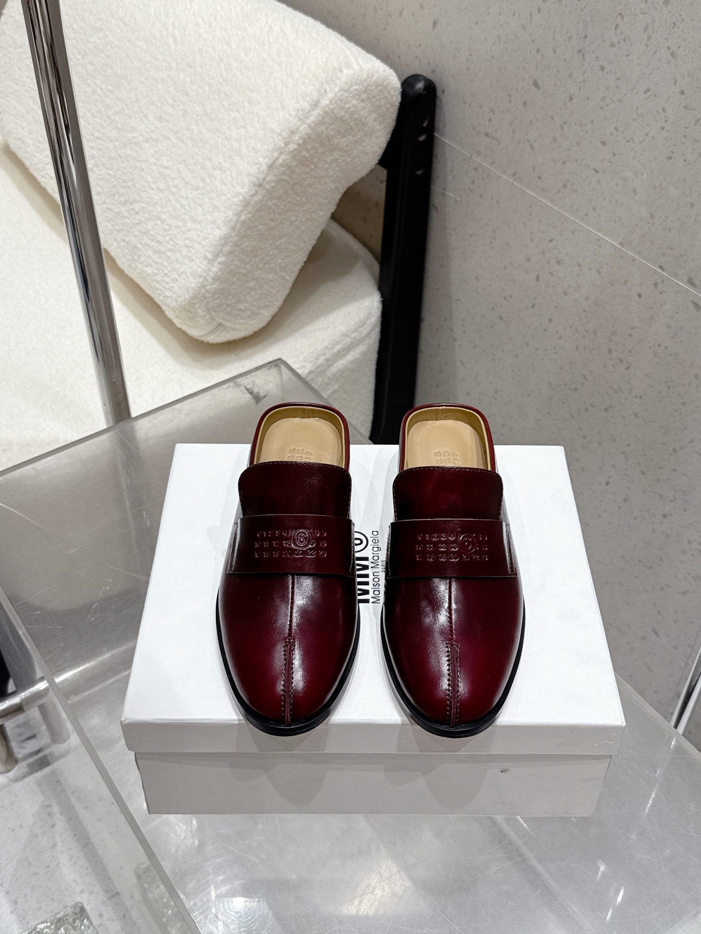 NO:477382,Half-wheeled single shoes 300 Maisom Margiela mm6 new round toe Half-slippers Casual leather shoes This pair of super popular items must be bought with one pair. Items that cannot be missed. Exclusive original version purchased and developed. One that cannot be missed. Imported calfskin on the upper, cowhide inner, original leather outsole size 35-41 (custom made of 40 41), half-wheeled single shoes, masion margiela, masion margiela, slippers, cowhide, Leather soles19860909半拖 单鞋300 Maisom Margiela mm6马吉拉新款圆头 半拖鞋 休闲皮鞋 这双热度超高的单品 必须人手一双入手了 不能错过的单品 炸裂了 独家原版购入开发 不能错过的一款 鞋面进口小牛皮 牛皮内里 大底原版真皮大底 码数35-41（40 41定做）,半拖单鞋,masion margiela,masion margiela,slippers,cowhide,Leather soles,Women's Shoes