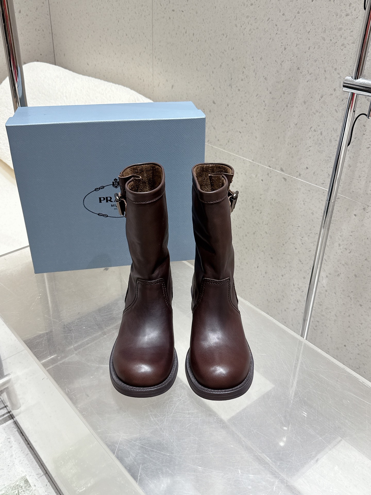 NO:477374,The high-version PRADA Prada's slim women's boots and short boots are definitely the biggest hit this year!  !  Very beautiful!  Prada boots are really wow!  The legs are so generous and slim, and the temperament is just right. The leather is super soft, comfortable and high-end. The entire series uses a variety of imported materials, waxed calfskin, inner cowhide Size35-41 (40 41 custom made without return), boots, prada, prada, boots, cowhide19860909高版本 PRADA 普拉达一脚蹬王炸女靴 短靴 冬天买不到的系列,绝对是今年的大爆款！！贼好看！Prada靴子真的很哇塞！上脚大气显腿瘦气质这块刚好拿捏 皮质超软舒适又高级 全系列采用多种进口材料打腊小牛皮,内里牛皮 Size35-41（40 41 订做不退换）,靴子,prada,prada,boots,cowhide,Women's Shoes