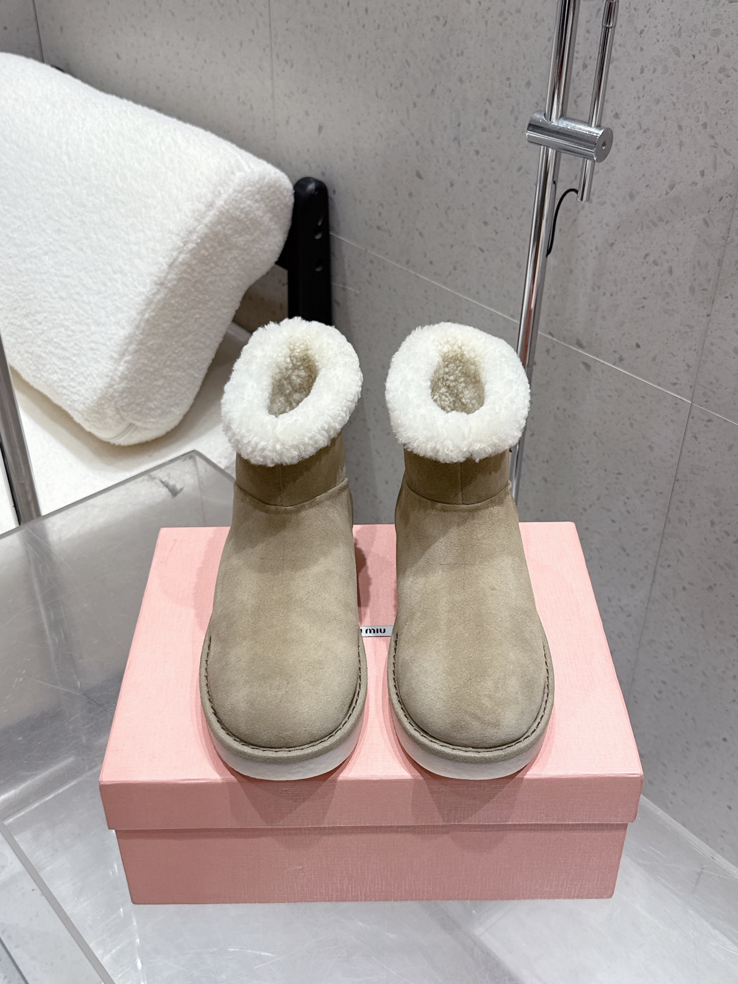 NO:477367,High-version single shoes 280 short boots MiuMiu/MuMiu 2025ss autumn and winter catwalk F027· Tassel thick-soled fur shoes with one foot single shoes Short boots often appear on the covers of major fashion magazines· Celebrities and Xiaohongshu bloggers all kinds of love, and they look more elegant with fur pendants. It is particularly amazing to put on your feet to make you regret it when you close your eyes. It is very comfortable and stable to put on your feet. It can be salty or sweet when you match it (ZP developed hardware, customized colors) Customized upper imported high mercerized beef reverse velvet, imported lamb wool, original open molded sole, size 35-41 (40 41 custom made no return) (full package), boot fur shoes, miumiu, boots19860909高版本 单鞋280 短靴 MiuMiu/缪缪2025ss秋冬走秀款F027·流苏厚底毛毛鞋一脚蹬单鞋 短靴 经常出现在各大时装杂志封面·各路明星、小红书博主都有钟爱,搭配毛毛吊坠更显优雅,上脚尤为惊艳到你的一款闭眼入都是不会后悔· 上脚非常舒服超级稳·搭配还是可咸可甜（ZP开发五金、订制颜色） 鞋面定制进口高丝光牛反绒 内里进口羊羔毛 鞋底原版开模大底 码数35-41（40 41 定做不退换）（全套包装）,靴子毛毛鞋,miumiu,boots,Women's Shoes