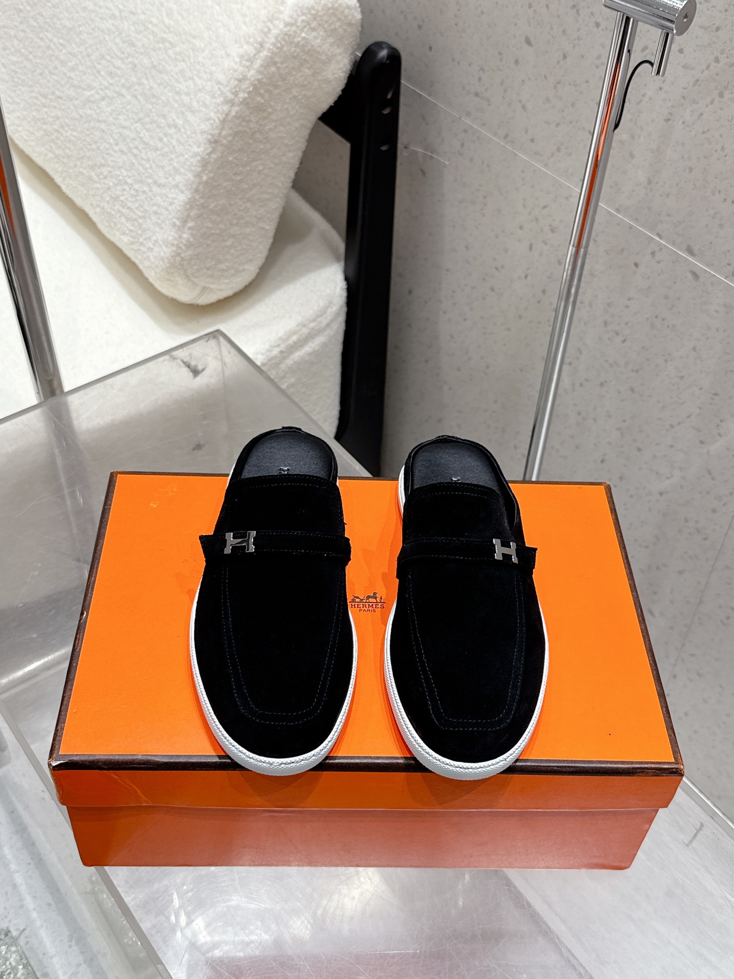 NO:477363,Top version: 10 hermes, Hermes, new couple half slippers, popular couples, H home accessories, the first choice for shoes!  It is a classic Hermes model and it will be released in many colors every season. It is definitely one of the most worth buying gifts. I have met a male and female goddess! Don’t miss it!  !  He is super light and comfortable. He is not tired after walking for a long time and is not expensive. There is also a small circle for assisting shoes. Material cowhide. Top quality products. 35-45 (female 40, male 45 customized for non-return and exchange), semi-drag, hermes, hermes, slippers, cowhide19860909顶级版本 男款10 hermes 爱马仕 新款 情侣半拖鞋 大热情侣款,H家配货首选鞋履！ 是爱马仕经典款 每一季都会出很多颜色 绝对是最值得买的配货之一 有遇到的男神女神!真的不要错过！！ 他超轻、超舒适 走久不累、价格不贵 后面还有个辅助穿鞋的小圈 材料牛皮 顶级精品 35-45（女40 男45定做不退换）,半拖,hermes,hermes,slippers,cowhide,Women's Shoes