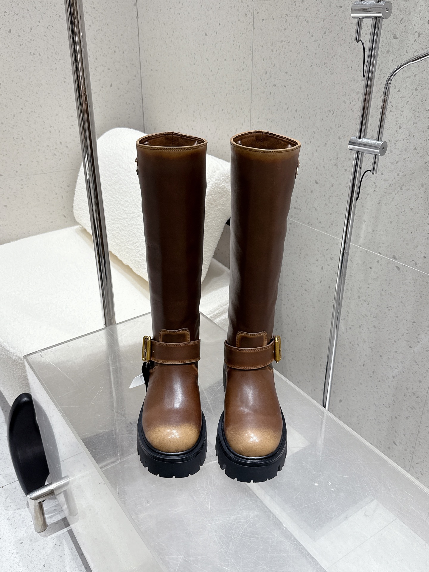 NO:477359,Top version of cowhide, cow velvet Prada, the latest triangle mark with belt buckle thick sole high boots, knight boots, a very durable model. The catwalk high boots, original version, super positive, super classic and versatile, super durable, durable, but time-slimming artifact, simple and atmospheric. Upper polished calfskin, high mercerized beef reverse velvet, imported calfskin, large sole original outsole, size 35-40 [40.41 custom made], boots, prada, prada, boots, cowhide19860909顶级版本牛皮 牛绒 Prada 普拉达 最新三角标搭配皮带扣厚底高筒靴 骑士靴 非常耐看的一款. 走秀款高筒靴 原版 版型超正 超经典百搭款 超级耐看 耐穿 不过时 瘦腿神器 简约大气. 鞋面擦色小牛皮 高丝光牛反绒 内里进口小牛皮 大底原版大底 码数35-40 [40.41订做],靴子,prada,prada,boots,cowhide,Women's Shoes