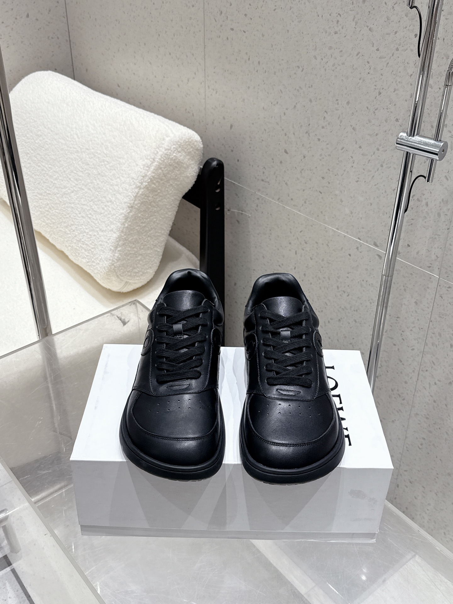 NO:477355,High-version Loewe, couples' German training shoes, white shoes, biscuit shoes, Xiaohongshu's good products recommendation; it's so beautiful, so comfortable and versatile... It's very light, shopping, zero pressure, all the right match. Original cowhide fabric, sheepskin lining, original non-slip sole, original heel stamp LOEWE standard size 35-45 (female 40, male 45 custom made, no return or exchange), casual shoes/sports shoes, loewe, sneakers, cowhide, sheepskin19860909高版本 Loewe 罗易威 情侣款德训鞋 小白鞋 饼干鞋 小红书好物推荐；实在是太美太好穿太舒服太百搭啦……很轻便,逛街暴走零压力,配都OK 原版牛皮面料,羊皮内里,原版防滑大底,原版后跟钢印LOEWE标 码数35-45（女40 男45定做不退换）,休闲鞋/运动鞋,loewe,sneakers,cowhide,sheepskin,Women's Shoes