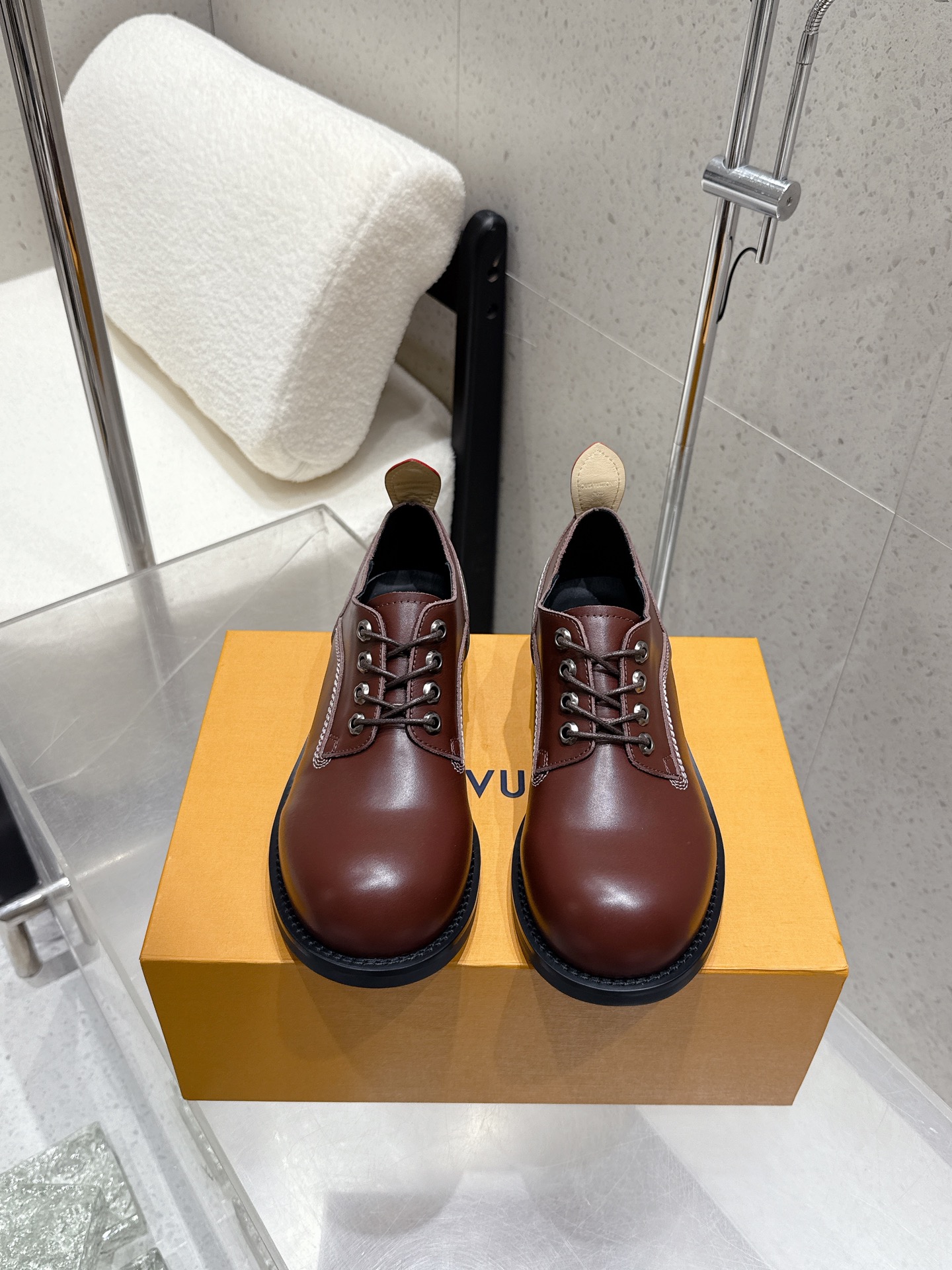 NO:478106,High-end version only men's size LOUIS VUITTON ss25 LV donkey brand new thick-soled lace-up derby big-toe shoes men's casual shoes short boots This style of loafers is cut out with a light and comfortable shoe body with a top layer of calf leather. Thick EVA outsole is decorated with eye-catching slim and a strong and soft trendy posture to make it a good choice for daily life. Imported top layer cowhide inner cowhide, original open-soled sole size: men's size 39-46 (45.46 custom-made, non-return and exchange), boot loafers, louis vuitton, louis vuitton, louis vuitton, louitton, louis vuitton, loafers, boots, cowhide19860909高版本 只有男码 LOUIS VUITTON ss25 LV驴牌新款厚底系带德比大头鞋男士休闲鞋 短靴 本款 乐福鞋以头层小牛皮革裁出轻盈舒适鞋身.厚实 EVA外底点缀醒目凸纹,亦刚亦柔的潮流姿态成就日常佳选. 鞋面进口头层牛皮 内里牛皮 大底原版开模大底 码数: 男码39-46（45.46订做不退换）,靴子乐福鞋,louis vuitton,louis vuitton,louis vuitton,loafers,boots,cowhide,Women's Shoes