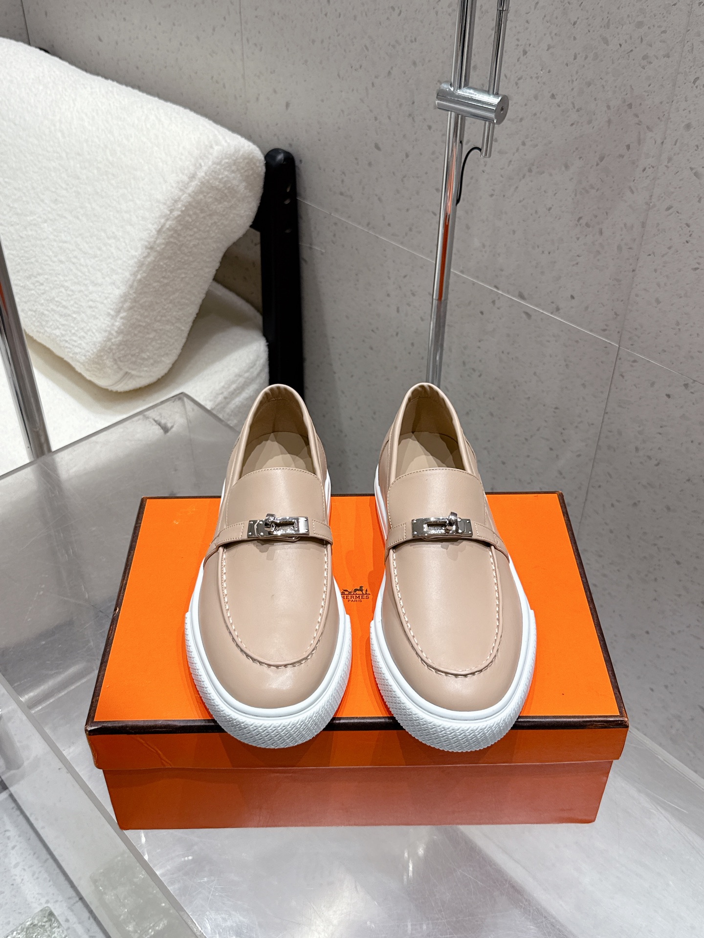 NO:478098,High-version Men's Hermes H-H-Home Kelly Shoe Button Casual Love Shoes Online!  The highest version in the market!  Purchase level quality!  Aristocratic temperament!  The H family rarely produces flat casual shoes and is a style that is matched with classic palladium-plated Kelly shoe buckles!  Create a fashionable urban style, which reflects Hermes' noble and elegant style!  It seems simple but full of details, which are ordinary sneakers. With the Kelly buckle, it instantly beautiful!  Simple and versatile, comfortable feet, selected material and imported cowhide/cloth surface, inner lining + foot pad imported sheepskin, original mold opening custom sole, size 35-45 (female 40 custom made, male 45), loafers, hermes, hermes, loafers, sneakers, cowhide, sheepskin19860909高版本 男款  Hermes爱马仕 H家 Kelly鞋扣休闲乐福一脚蹬鞋上线！ 市场最高版本！代购级别品质！贵族气质！ H家族很少出平底休闲鞋而且是搭配经典镀钯Kelly鞋扣的款式！打造时尚都市造型,非常体现爱马仕高贵典雅风格！看似简单却细节满满本是平平凡凡的运动鞋 加上Kelly扣瞬间巨美！ 简洁超级百搭 脚感很舒服 选材面料进口牛皮/布面 内里+垫脚进口羊皮 原版开模定制大底 尺码35-45（女40 男45定做）,乐福鞋,hermes,hermes,loafers,sneakers,cowhide,sheepskin,Women's Shoes