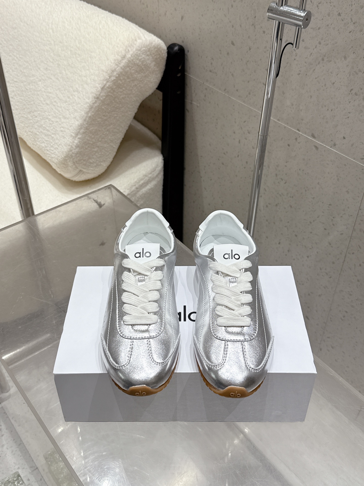 NO:478090,Purchase grade alo2025 new style thin sole comfortable sports and casual shoes German training shoes alo understands girls better than Nike!  Super versatile!  And super comfortable!  Very lightweight!  It looks better when putting on socks!  Slim legs on the upper foot Fabric original cowhide/Niujing inner sheepskin Outsole Original open mold rubber sole Size35-40 (40 customization without return or replacement), casual shoes/sports shoes, sneakers, cowhide, sheepskin19860909代购级 alo2025 新款 薄底 舒适 运动休闲鞋 德训鞋 alo比耐克更懂女生！上脚超级百搭！而且超级舒适！非常轻便！套上袜套搭配更好看！上脚显腿细 面料原版牛皮/牛京 内里羊皮 大底原版开模橡胶大底 Size35-40(40定制不退不换),休闲鞋/运动鞋,sneakers,cowhide,sheepskin,Women's Shoes