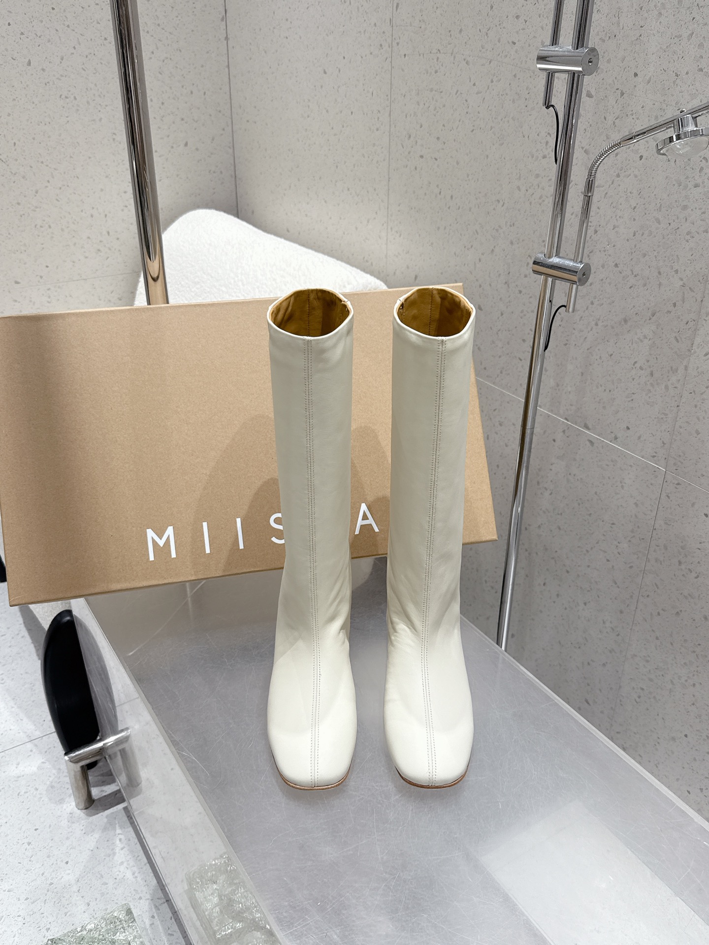 NO:479224,Purchase grade Khaite 25ss Autumn and winter round toe, flat sole, inner heightened boots. The avant-garde, sharp and fearless design has made Khaite a hit in the fashion industry in recent years. Khaite, an American fashion brand founded by designer Catherine Holstein in 2016, has become one of the most popular clothing brands in just a few years. It is simple and everyday, without losing its femininity and sensibility, making many Old Celine, fashion celebrities and independent women obsessed with it. Calfskin upper footbed inner lambskin outsoles are Italian leather outsole Size35-40 (40 custom made without return or exchange), boots, celine, boots, cowhide, sheepskin, Leather soles19860909代购级 Khaite 25ss 秋冬圆头 平底 内增高 长靴 前卫、锋利和无畏的设计,让Khaite近年响亮时尚界. 2016年由设计师Catherine Holstein创立的美国时尚品牌Khaite,短短几年间已经成为最受欢迎的服装品牌之一. 它简约日常,又不失女性化与感性,让很多Old Celine、时尚名人和独立女性为它痴迷.  鞋面小牛皮 垫脚内里 小羊皮 大底选用意大利真皮大底 Size35-40（40订做不退换）,靴子,celine,boots,cowhide,sheepskin,Leather soles,Women's Shoes