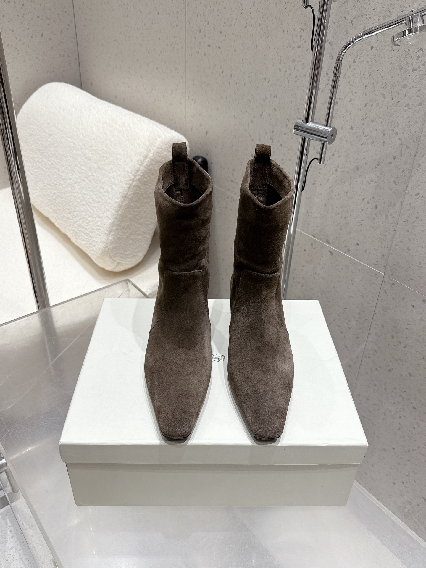 NO:479232,Top version of calfskin, cow velvet, Brunello Cucinelli /BC 2025ss autumn and winter simple small square cat heel straight boots, new products in autumn and winter series!  Strong push, awesome short boots that make you look taller and legs~~ Low-key and elegant dressing style BC temperament, firm and firm, upper is made of original imported calfskin/beef tendon leather, inner foot pad, original open-mold leather sole, sole thickness: about 3.5cm, size: 35-40 (40 custom made without return and exchange) With original packaging, boots, brunello cucinelli, boots, cowhide, sheepskin, Leather soles19860909顶级版本小牛皮 牛绒 Brunello Cucinelli /BC 2025ss秋冬简易小方头猫跟直筒短靴、秋冬系列新品！ 强推 显高又显腿的绝绝子短靴～～ 低调优雅的穿搭风格 BC 气质拿捏稳稳滴 鞋面采用原版进口小牛皮/牛筋皮 内里垫脚原色羊皮 原版开模真皮大底 底厚:约3.5cm 码数:35-40（40定制不退换） 配原版包装,靴子,brunello cucinelli,boots,cowhide,sheepskin,Leather soles,Women's Shoes