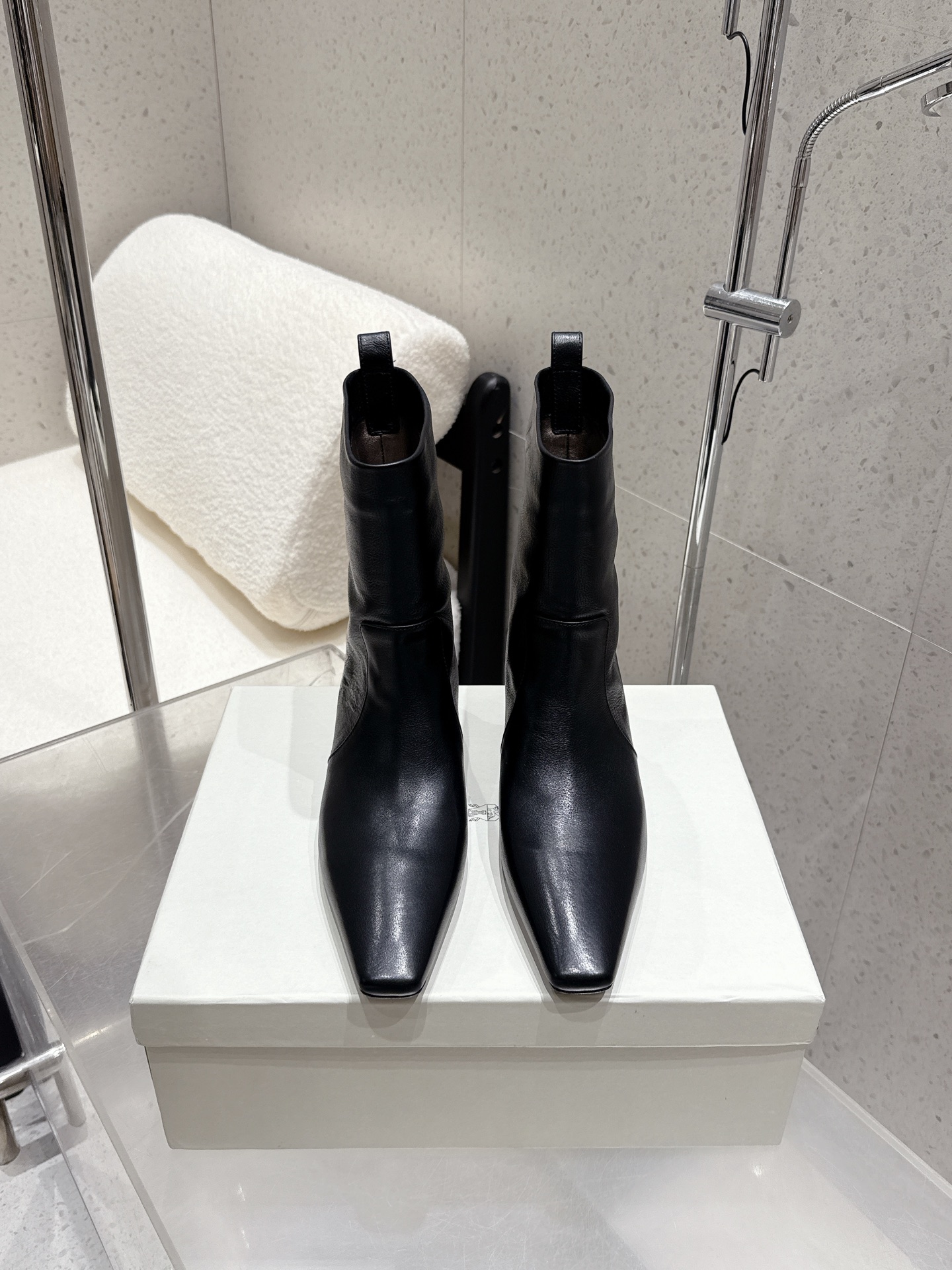 NO:479240,Top version of calfskin 380 Brunello Cucinelli /BC 2025ss autumn and winter simple small square cat heel straight boots, new autumn and winter series!  Strong push, awesome short boots that make you look taller and legs~~ Low-key and elegant dressing style BC temperament, firm and firm, upper is made of original imported calfskin/beef tendon leather, inner foot pad, original open-mold leather sole, sole thickness: about 3.5cm, size: 35-40 (40 custom made without return and exchange) With original packaging, boots, brunello cucinelli, boots, cowhide, sheepskin, Leather soles19860909顶级版本小牛皮 牛绒380 Brunello Cucinelli /BC 2025ss秋冬简易小方头猫跟直筒短靴、秋冬系列新品！ 强推 显高又显腿的绝绝子短靴～～ 低调优雅的穿搭风格 BC 气质拿捏稳稳滴 鞋面采用原版进口小牛皮/牛筋皮 内里垫脚原色羊皮 原版开模真皮大底 底厚:约3.5cm 码数:35-40（40定制不退换） 配原版包装,靴子,brunello cucinelli,boots,cowhide,sheepskin,Leather soles,Women's Shoes