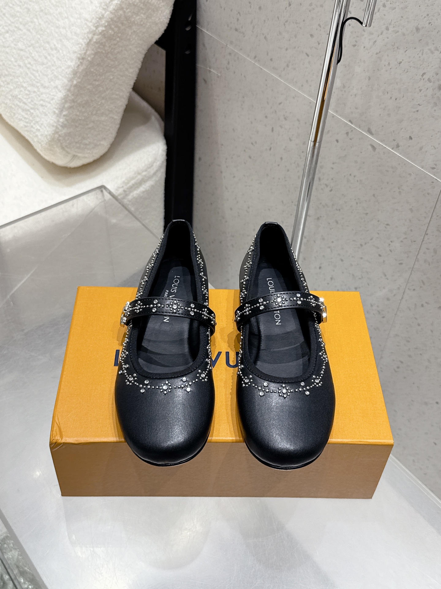 NO:480400,Top version LV Louis Vuitton 2025 early spring new model, top version is consistent with the original version, the counter is the latest model, metal nailed flat ballet shoes, Mary Jane, purchasing level!  Full of high-end feeling!  A popular model from domestic and foreign bloggers, retro and fashionable, beautiful!  Official website main model★ Calfskin upper/silk imported sheepskin lining outsole original Italian leather outsole Size: 35-39 (customized for 40.41), ballet shoes, louis vuitton, louis vuitton, mary jane, cowhide, sheepskin, real silk, Leather soles19860909顶级版 LV路易威登2025早春新款 顶级版本原版一致 专柜主打最新款 金属饰钉平底芭蕾舞鞋 玛丽珍 代购级别！高级感十足！国内外博主刷爆的一款,复古又时髦上脚美炸了！官网主推款★ 鞋面小牛皮/真丝 内里进口羊皮里 大底原版意大利真皮大底 码数: 35-39（40.41定制）,芭蕾舞鞋,louis vuitton,louis vuitton,mary jane,cowhide,sheepskin,real silk,Leather soles,Women's Shoes