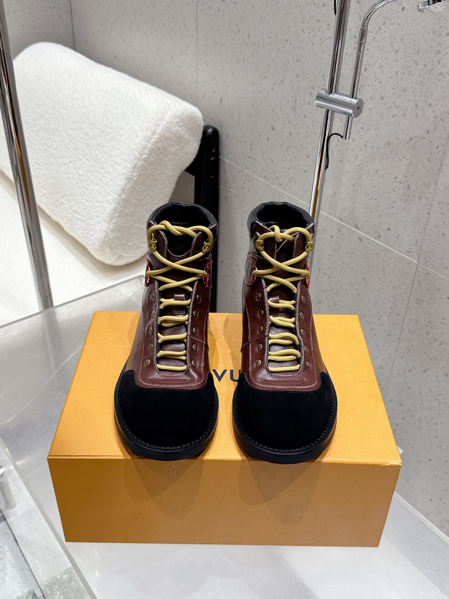 NO:480393,Top version only men's size LOUIS VUITTON ss25 LV donkey brand new men's casual sports lace-up shoes, short boots, hiking shoes, imported top cowhide upper, inner cowhide, original mold opening sole size: men's size 39-46 (45.46 custom made, no return or exchange), boots, louis vuitton, louis vuitton, louis vuitton, louis vuitton, boots, cowhide19860909顶级版本 只有男码 LOUIS VUITTON ss25 LV驴牌新款男士休闲运动系带高帮鞋 短靴 登山鞋 鞋面进口头层牛皮 内里牛皮 大底原版开模大底 码数: 男码39-46（45.46订做不退换）,靴子,louis vuitton,louis vuitton,louis vuitton,boots,cowhide,Women's Shoes