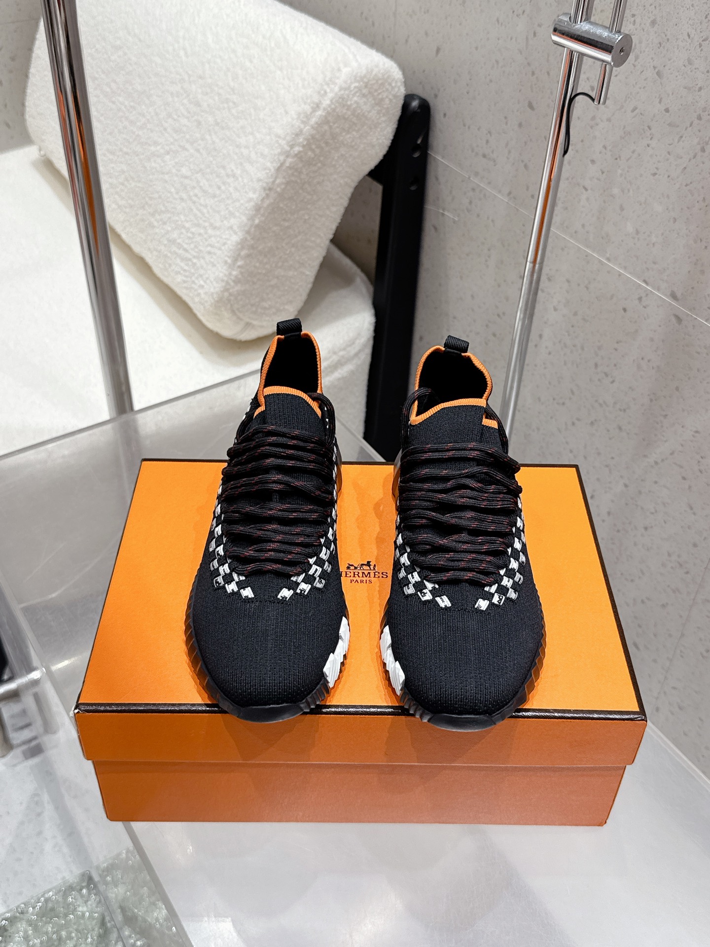 NO:480389,Top version: Men's 10 Hermes New cowhide mesh tied couple's white shoes casual sneakers, double-color couple's model. It's very light in weight and comfortable to wear on a daily basis. Just buy it!  The color scheme is also very low-key and eye-catching!  Knitted and calfskin no straps. Light sole decorative contrast pattern to create a versatile urban style. Upper: calfskin with custom mesh, inner foot pad lambskin, ultra-light tpu·rubber; two-color molded sole, ultra-high quality control, fine workmanship: highlighted (high-end, noble, grade) Increased height: 3.5cm Size: 35-45 (for women 40, customized for men 45), casual shoes/sports shoes, hermes, hermes, sneakers, cowhide, sheepskin19860909顶级版本 男款10 Hermes 爱马仕 新款牛皮拼网面系带情侣款小白鞋 休闲运动鞋 双色情侣款 本身重量很轻,日常穿着很舒服,买就对了！配色也很绝 低调又抢眼！ 针织和小牛皮免系带. 轻盈鞋底装饰撞色图案,打造百搭都市风格. 鞋面: 小牛皮搭配定制网面 内里垫脚小羊皮 大底超轻tpu·橡胶;双色成型大底 超高品控·做工精细:凸显(高端·贵气·档次) 增高: 3.5cm 尺码: 35-45（女40 男45定做）,休闲鞋/运动鞋,hermes,hermes,sneakers,cowhide,sheepskin,Women's Shoes