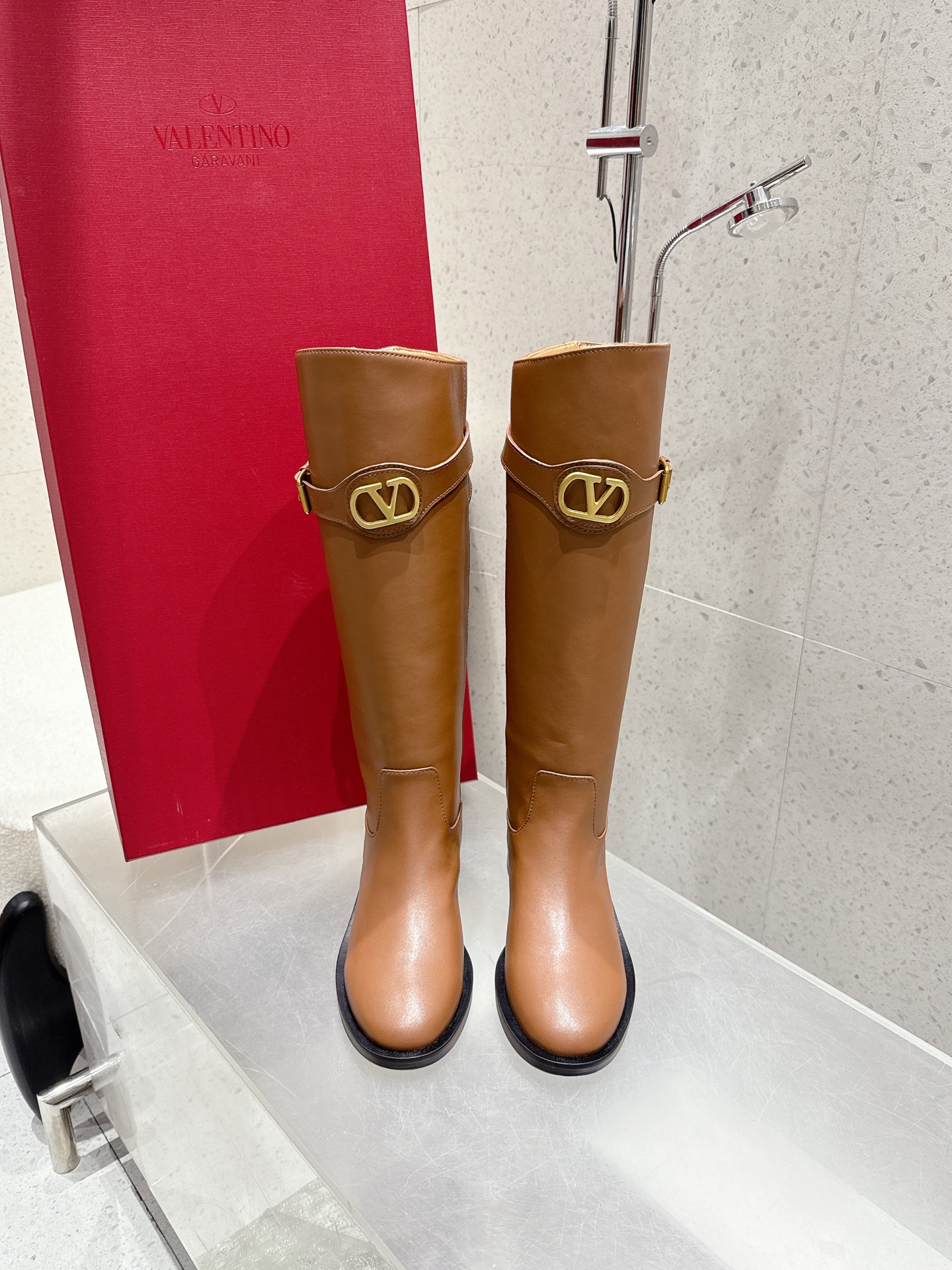 NO:481756,High-version Valentino 2025ss Autumn and Winter Series New Thick Heels High Heels Naked Boots Chelsea Boots High Boots Long Boots Innovation and Classics Clever Combination of Innovation and Classics Every Classic Leads Every Year Fashion. Each Boot is a versatile artifact, and the quality is randomly compared on the market. Top quality, original mold opening fasteners. The upper is the same as Italian calfskin/beef tendon leather. The inner inner imported water dyed cowhide. The heel height is 3cm. Size35-39 (40.41 custom made without return). Boots, valentino, valentino, boots, cowhide, Leather soles19860909高版本 Valentino·华伦天奴2025ss秋冬系列新款粗跟 高跟 裸靴 切尔西短靴 高靴 长靴 创新与经典巧妙的结合在一起,其经典带领着每年时尚,每一款靴子都是百搭神器,品质市面随意对比 顶级品质、原版开模扣件 鞋面原版一致意大利小牛皮/牛筋皮 内里内里进口水染牛皮 大底进口真皮大底 跟高3cm size35-39（40.41定做不退换）,靴子,valentino,valentino,boots,cowhide,Leather soles,Women's Shoes