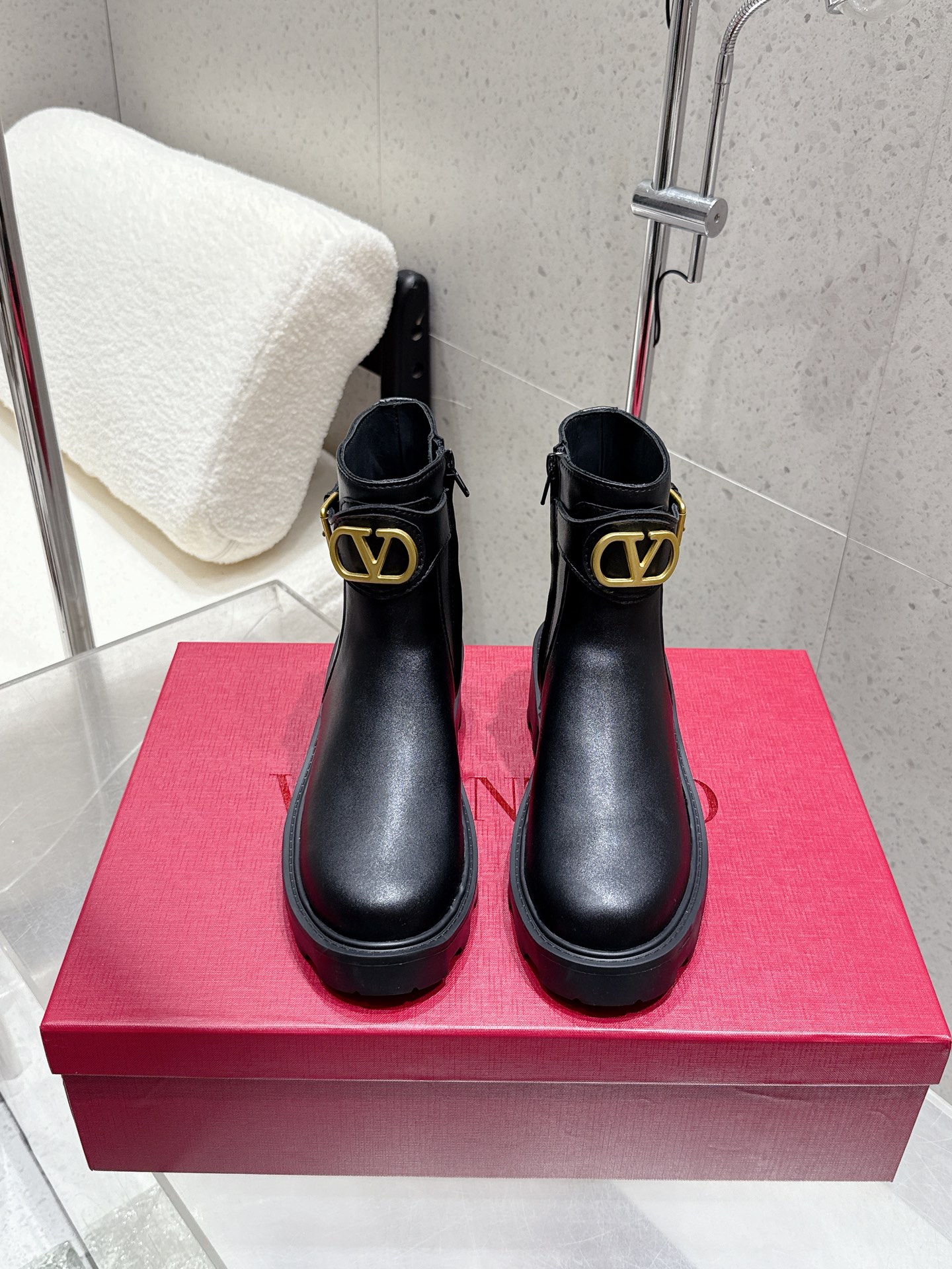 NO:481759,High-version Valentino 2025ss autumn and winter series new thick heels, high heels, nude boots, Chelsea short boots, high boots, long boots, innovation and classics are cleverly combined, and its classic leads every year's fashion. Each boot is a versatile artifact, and the quality is randomly compared on the market. Top quality, original mold opening fasteners. The upper is the same as Italian calfskin. The inner inner and inner water dyed cowhide. The original sole original mold opening custom anti-slip sole. Heel height 4.5cm size35-39 (40.41 custom-made non-return and exchange), boots, valentino, valentino, boots, cowhide19860909高版本 Valentino·华伦天奴2025ss秋冬系列新款粗跟 高跟 裸靴 切尔西短靴 高靴 长靴 创新与经典巧妙的结合在一起,其经典带领着每年时尚,每一款靴子都是百搭神器,品质市面随意对比 顶级品质、原版开模扣件 鞋面原版一致意大利小牛皮 内里内里进口水染牛皮 大底原版开模定制防滑大底 跟高4.5cm size35-39（40.41定做不退换）,靴子,valentino,valentino,boots,cowhide,Women's Shoes