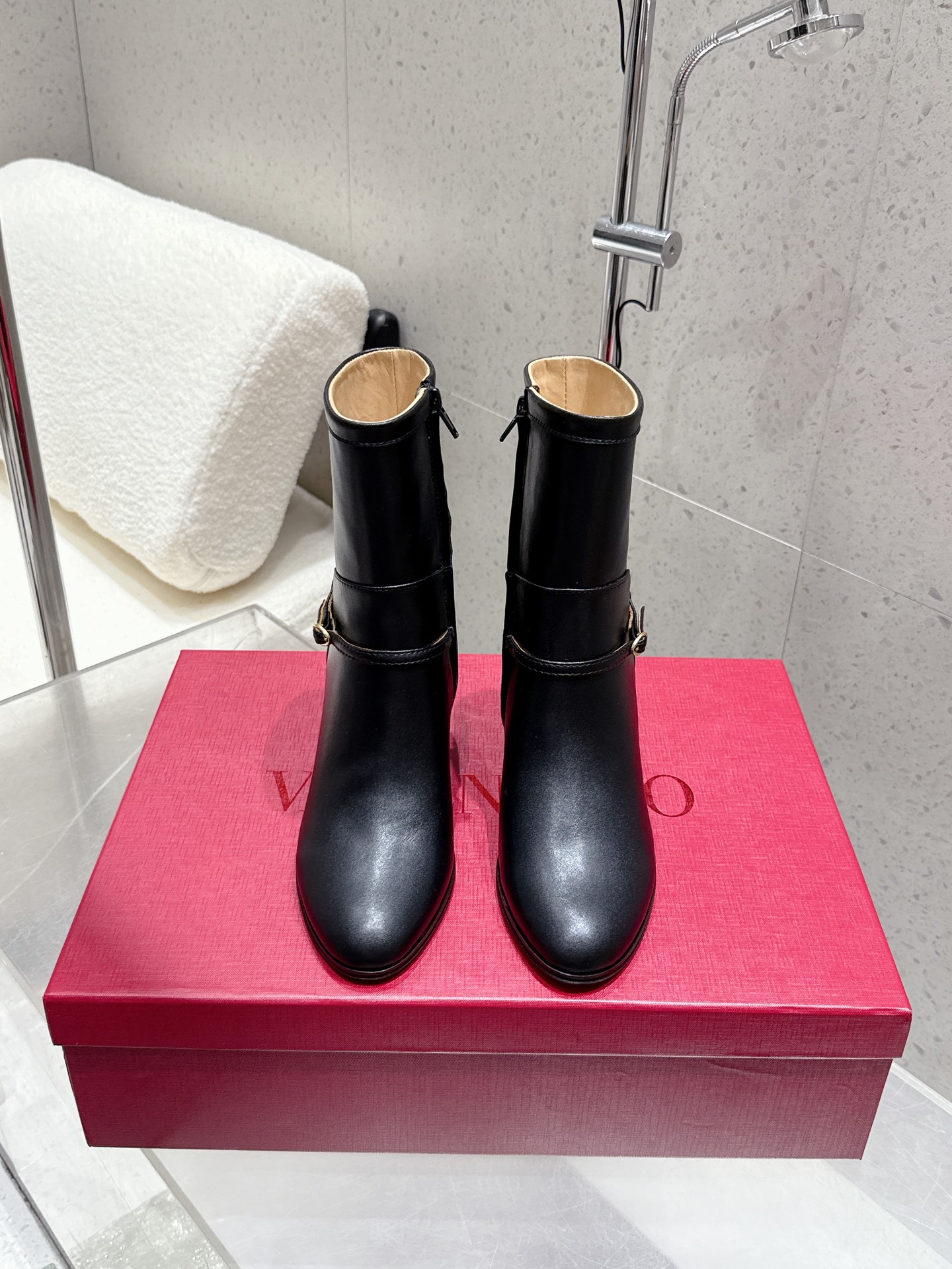 NO:481751,High-version Valentino 2025ss autumn and winter series new thick heels, high heels, naked boots, Chelsea short boots, high boots, long boots, innovation and classics are cleverly combined, and its classic leads the fashion every year. Each boot is a versatile artifact, and the quality is randomly compared on the market. Top quality, original mold opening fasteners. The upper is the same as Italian calfskin/beef tendon leather. The inner inner imported water dyed cowhide. The heel height is 7.5cm. size35-39 (40.41 custom made without return). Boots, valentino, valentino, boots, cowhide, Leather soles19860909高版本 Valentino·华伦天奴2025ss秋冬系列新款粗跟 高跟 裸靴 切尔西短靴 高靴 长靴 创新与经典巧妙的结合在一起,其经典带领着每年时尚,每一款靴子都是百搭神器,品质市面随意对比 顶级品质、原版开模扣件 鞋面原版一致意大利小牛皮/牛筋皮 内里内里进口水染牛皮 大底进口真皮大底 跟高7.5cm size35-39（40.41定做不退换）,靴子,valentino,valentino,boots,cowhide,Leather soles,Women's Shoes