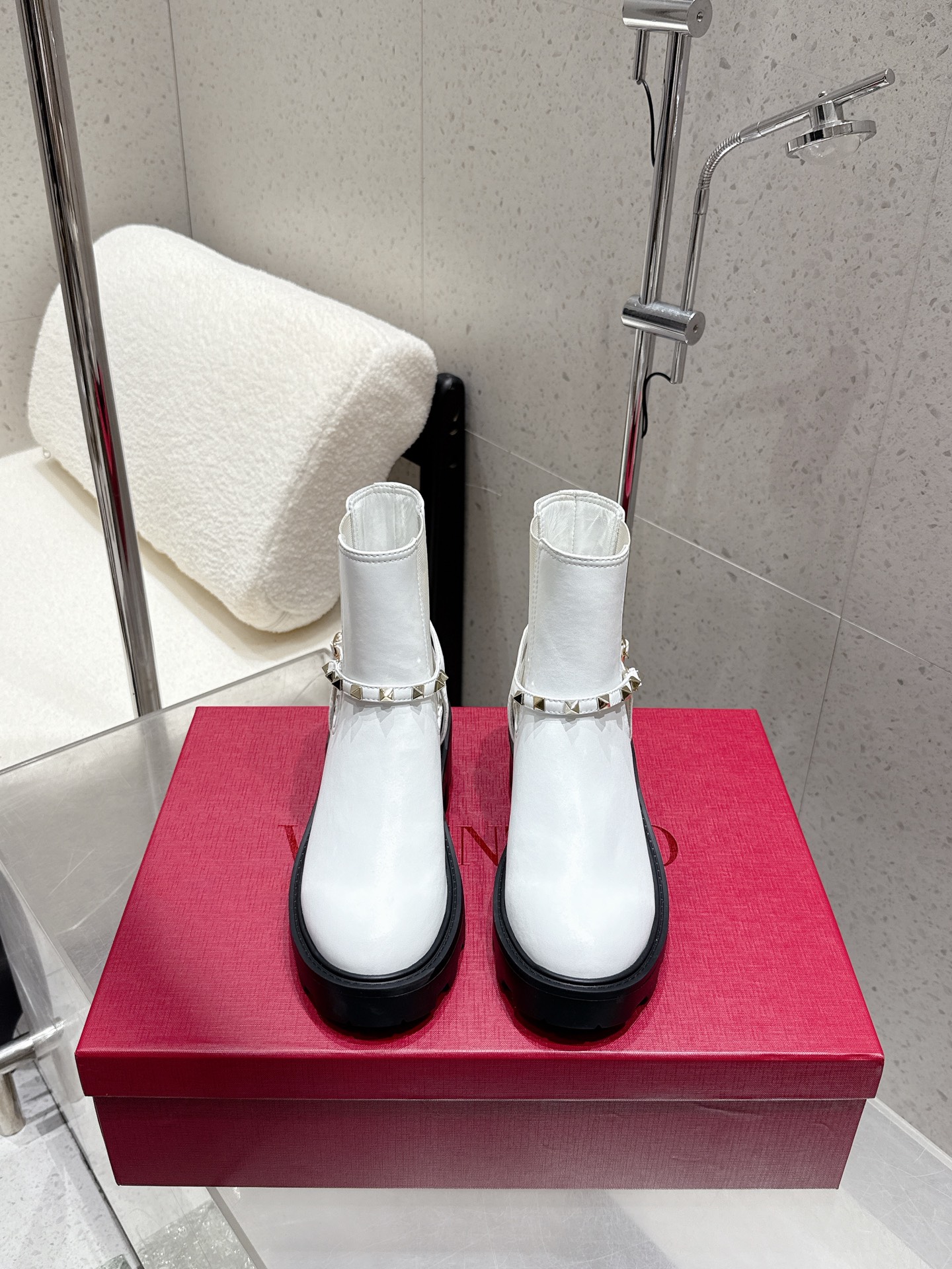 NO:481747,High-version Valentino 2025ss autumn and winter series new thick heels, high heels, nude boots, Chelsea short boots, high boots, long boots, innovation and classics are cleverly combined, and its classic leads every year's fashion. Each boot is a versatile artifact, and the quality is randomly compared on the market. Top quality, original mold opening fasteners. The upper is the same as Italian calfskin. The inner inner and inner water dyed cowhide. The original sole original mold opening custom anti-slip sole. Heel height 4.5cm size35-39 (40.41 custom-made non-return and exchange), boots, valentino, valentino, boots, cowhide19860909高版本 Valentino·华伦天奴2025ss秋冬系列新款粗跟 高跟 裸靴 切尔西短靴 高靴 长靴 创新与经典巧妙的结合在一起,其经典带领着每年时尚,每一款靴子都是百搭神器,品质市面随意对比 顶级品质、原版开模扣件 鞋面原版一致意大利小牛皮 内里内里进口水染牛皮 大底原版开模定制防滑大底 跟高4.5cm size35-39（40.41定做不退换）,靴子,valentino,valentino,boots,cowhide,Women's Shoes