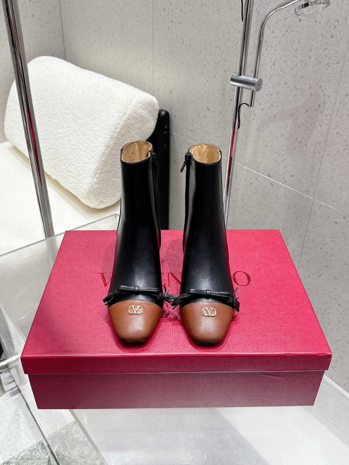 NO:481742,High-version Valentino 2025ss autumn and winter series new thick heels, high heels, naked boots, Chelsea short boots, high boots, long boots, innovation and classics are cleverly combined, and its classic leads every year's fashion. Each boot is a versatile artifact, and the quality is randomly compared on the market. Top quality, original mold opening fasteners. The upper is the same as Italian calfskin. The inner inner imported water dyed cowhide. The heel height is 6cm. Size 35-39 (40.41 custom made without return). Boots, valentino, valentino, boots, cowhide, Leather soles19860909高版本 Valentino·华伦天奴2025ss秋冬系列新款粗跟 高跟 裸靴 切尔西短靴 高靴 长靴 创新与经典巧妙的结合在一起,其经典带领着每年时尚,每一款靴子都是百搭神器,品质市面随意对比 顶级品质、原版开模扣件 鞋面原版一致意大利小牛皮 内里内里进口水染牛皮 大底进口真皮大底 跟高6cm size35-39（40.41定做不退换）,靴子,valentino,valentino,boots,cowhide,Leather soles,Women's Shoes