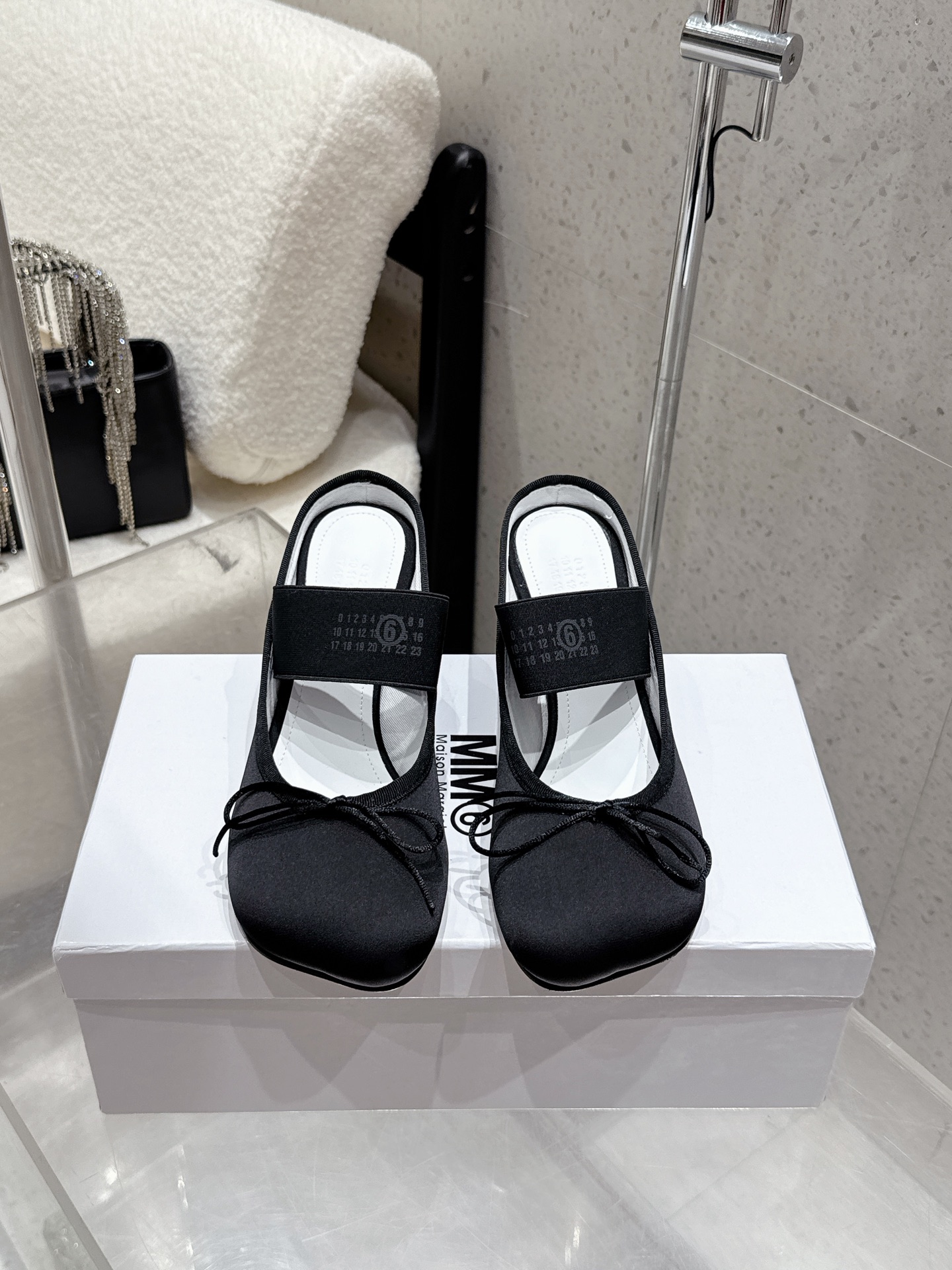 NO:482403,Fabric Leather Maison Marginal* MM6 thick heel apple-toe ballet shoes autumn and winter Majra designer is so talented Use thick heels as design element to create shoes. Single shoes are capable and exquisite. Semi-torn and short skirt. Sexy and personalized. Fabric cowhide inner cowhide original molded heel. Imported genuine leather sole from Italy. Heel: 7cm. Size: 35-40 (40 custom made without return or replacement), ballet shoes, masion margiela,masion margiela,skirts,cowhide,Leather soles19860909布面 皮面 Maison Marginal* MM6粗跟苹果头芭蕾舞鞋秋冬 马吉拉设计师太有才了 采用粗跟作为设计元素打造鞋品 单鞋干练精致 半拖搭配短裙 性感个性 面料牛皮 内里牛皮 原版开模鞋跟 意大利进口真皮大底 鞋跟: 7cm 码数:35-40（40订做不退不换）,芭蕾舞鞋,masion margiela,masion margiela,skirts,cowhide,Leather soles,Women's Shoes