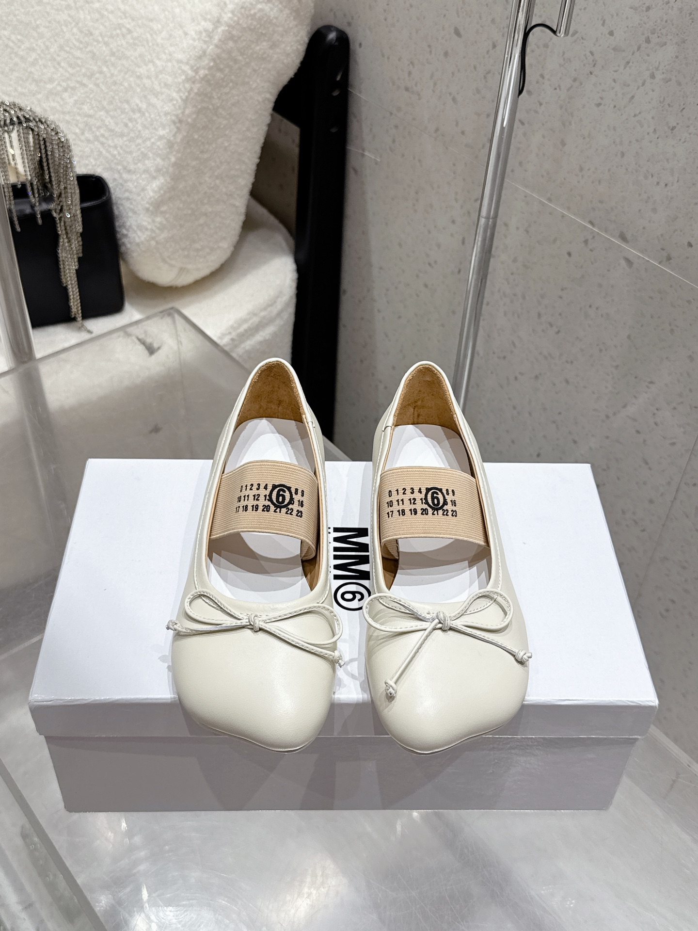 NO:482408,Maison Marginal* MM6 flat-heeled apple-toe ballet shoes 2025 autumn and winter Majra designer is so talented. Using '6' flat-heels as design elements to create shoes. Single shoes are capable and exquisite, sexy and personalized. Fabric cowhide inner cowhide original molded heel. Imported genuine leather sole from Italy. Heel: 1cm Size: 35-40 (40 custom made without return or replacement), ballet shoes, masion margiela,masion margiela,cowhide,Leather soles19860909Maison Marginal* MM6平跟苹果头芭蕾舞鞋2025秋冬 马吉拉设计师太有才了 采用“6”平跟作为设计元素打造鞋品 单鞋干练精致 性感个性 面料牛皮 内里牛皮 原版开模鞋跟 意大利进口真皮大底 鞋跟: 1cm 码数:35-40（40订做不退不换）,芭蕾舞鞋,masion margiela,masion margiela,cowhide,Leather soles,Women's Shoes