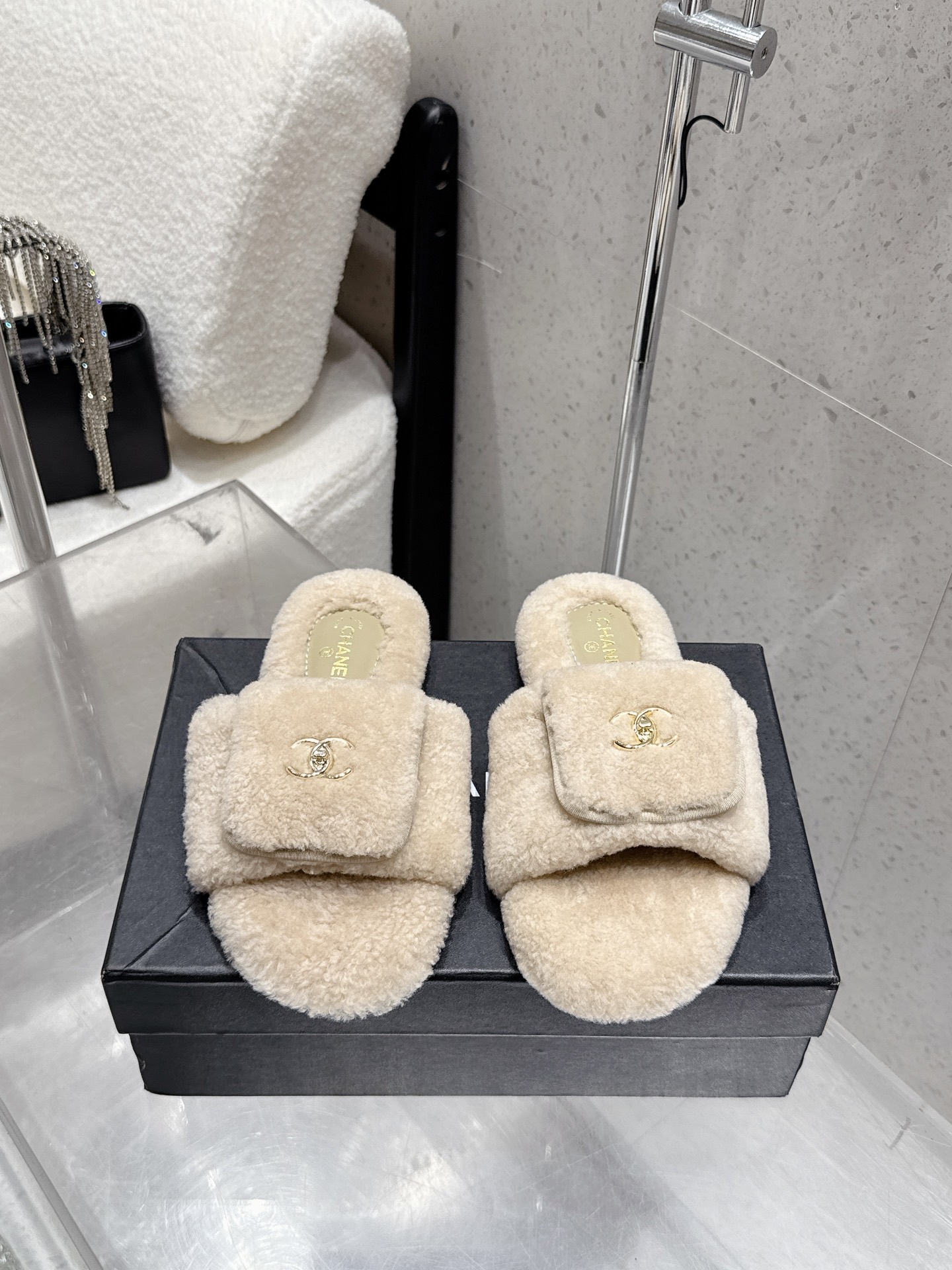 Chanel Las nuevas zapatillas de lana de cordero con hebilla de mochila escolar clásicas de otoño e invierno de Chanel. …