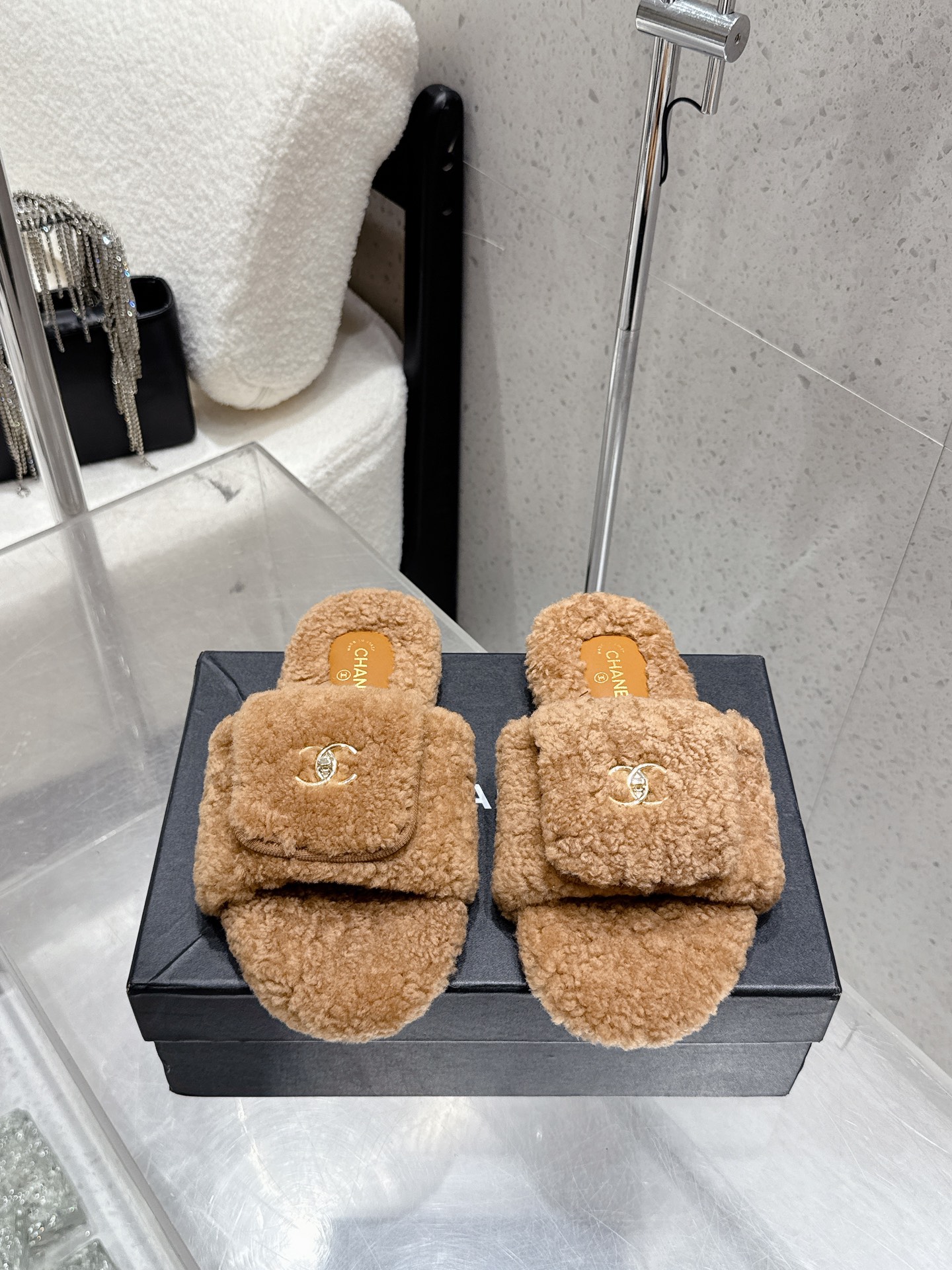 NO:484471,Thin sole, thick sole 240 Chanel Chanel autumn and winter new classic flip schoolbag buckle one-length lamb fleece slippers. A versatile sandals that are not worn out. A super classic one. It is exquisite in casualness and has a firm temperament. This autumn and winter is a beautiful treasure!  Perfectly blend the classics, the lines of the shoe body are smooth and neat, and the exquisite stitching outlines the atmospheric outlines, as if wearing small and exquisite on the feet, fashionable and unique. The iconic logo on the upper is particularly eye-catching, showing the unique fashion attitude, instantly raising the style of the whole outfit. Wearing it is like stepping on a cloud, your feet are wrapped in warmth, and you are no longer afraid of the cold in autumn and winter. Every step is full of warmth. When you are at home, match it with loose, lazy and comfortable, match it with simplicity, casual and fashionable, and match it with a unique flavor. Whether it is an elegant long skirt or a playful one, you can perfectly control it. Easily create different styles and feel the exquisiteness. Lamb wool upper, lamb wool inner foot pad, thickness 2cm/5cm, open mold rubber sole  Size 35-40 (40 custom made without return or exchange), fur shoes and slippers, chanel, chanel, slippers, skirts19860909薄底 厚底240 chanel香奈儿秋冬新款经典翻盖书包扣一字羊羔毛毛拖鞋 穿不腻的百搭凉拖 超经典的一款 休闲中带着精致 气质拿捏稳妥 今年秋冬绝美加分宝藏！ 把经典完美融合,鞋身线条流畅利落 精致的缝线勾勒出大气的轮廓,仿佛将小巧精致的穿在了脚上 时髦又独特.鞋面上标志性的 logo格外吸睛,彰显着独有的时尚态度瞬间拉高整身穿搭的格调.穿上就像踩在云朵上 双脚被温暖包裹 秋冬再也不怕冷 每一步都暖意满满. 居家时 搭配宽松的 慵懒又惬意,搭配和简约 随性又时尚,搭配也别有一番风味,无论是优雅的长裙 还是俏皮的,都能完美驾驭 轻松打造不同风格 精致感拉满. 鞋面羊羔毛 内里垫脚羊羔毛 厚度2cm/5cm 鞋底开模橡胶大底 码数35-40（40定做不退换）,毛毛鞋拖鞋,chanel,chanel,slippers,skirts,Women's Shoes