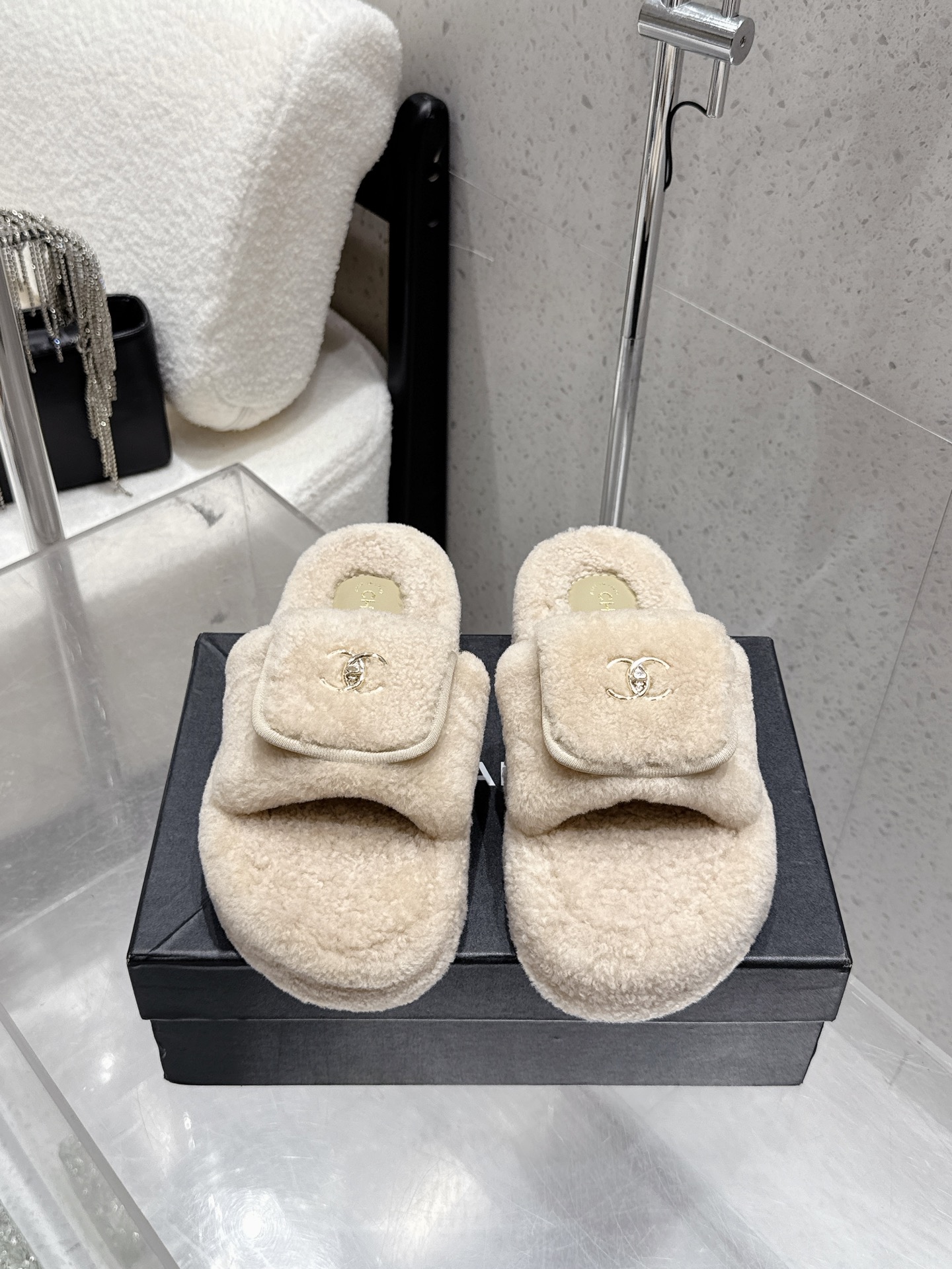 NO:484477,Thin sole 230 thick sole Chanel Chanel autumn and winter new classic flip schoolbag buckle one-length lamb fleece slippers. A versatile sandals that are not worn with wear. A super classic one. It is exquisite in casualness and has a firm temperament. This autumn and winter is a beautiful treasure!  Perfectly blend the classics, the lines of the shoe body are smooth and neat, and the exquisite stitching outlines the atmospheric outlines, as if wearing small and exquisite on the feet, fashionable and unique. The iconic logo on the upper is particularly eye-catching, showing the unique fashion attitude, instantly raising the style of the whole outfit. Wearing it is like stepping on a cloud, your feet are wrapped in warmth, and you are no longer afraid of the cold in autumn and winter. Every step is full of warmth. When you are at home, match it with loose, lazy and comfortable, match it with simplicity, casual and fashionable, and match it with a unique flavor. Whether it is an elegant long skirt or a playful one, you can perfectly control it. Easily create different styles and feel the exquisiteness. Lamb wool upper, lamb wool inner foot pad, thickness 2cm/5cm, open mold rubber sole  Size 35-40 (40 custom made without return or exchange), fur shoes and slippers, chanel, chanel, slippers, skirts19860909薄底230 厚底 chanel香奈儿秋冬新款经典翻盖书包扣一字羊羔毛毛拖鞋 穿不腻的百搭凉拖 超经典的一款 休闲中带着精致 气质拿捏稳妥 今年秋冬绝美加分宝藏！ 把经典完美融合,鞋身线条流畅利落 精致的缝线勾勒出大气的轮廓,仿佛将小巧精致的穿在了脚上 时髦又独特.鞋面上标志性的 logo格外吸睛,彰显着独有的时尚态度瞬间拉高整身穿搭的格调.穿上就像踩在云朵上 双脚被温暖包裹 秋冬再也不怕冷 每一步都暖意满满. 居家时 搭配宽松的 慵懒又惬意,搭配和简约 随性又时尚,搭配也别有一番风味,无论是优雅的长裙 还是俏皮的,都能完美驾驭 轻松打造不同风格 精致感拉满. 鞋面羊羔毛 内里垫脚羊羔毛 厚度2cm/5cm 鞋底开模橡胶大底 码数35-40（40定做不退换）,毛毛鞋拖鞋,chanel,chanel,slippers,skirts,Women's Shoes