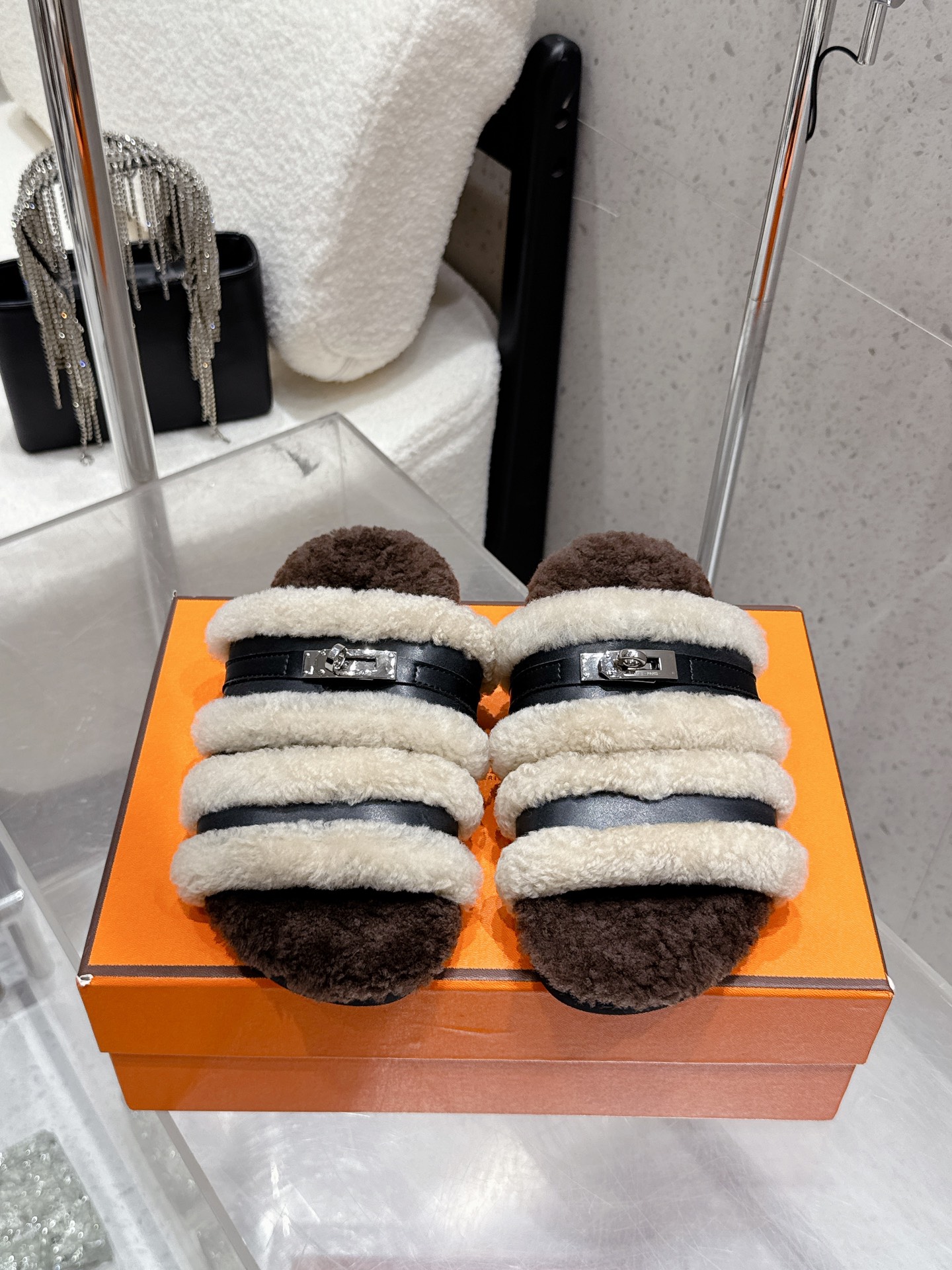 NO:484466,Hermes H Family N's latest autumn and winter kelly mao-drag super versatile and beautiful and fashionable. Many celebrities and celebrities are essential for grass. Autumn and winter. Random and comfortable and high-end sense. Imported goatskin and wool. Mixed-bred sheepskin in the inner. Comfortable and breathable. Original non-slip tpu outsole. Size 35-40 (40 custom made without return or exchange), mao-sheepskin. Hermes, slippers, sheepskin.19860909爱马仕 H家n最新秋冬kelly 毛毛拖 超级百搭好看时髦 超多明星网红种草 秋冬必备 随意舒适高级感 面质进口山羊皮和羊毛 内里混种羊皮 舒适透气 大底原版防滑tpu大底 码数35-40（40定做不退换）,毛毛鞋拖鞋,hermes,slippers,sheepskin,Women's Shoes