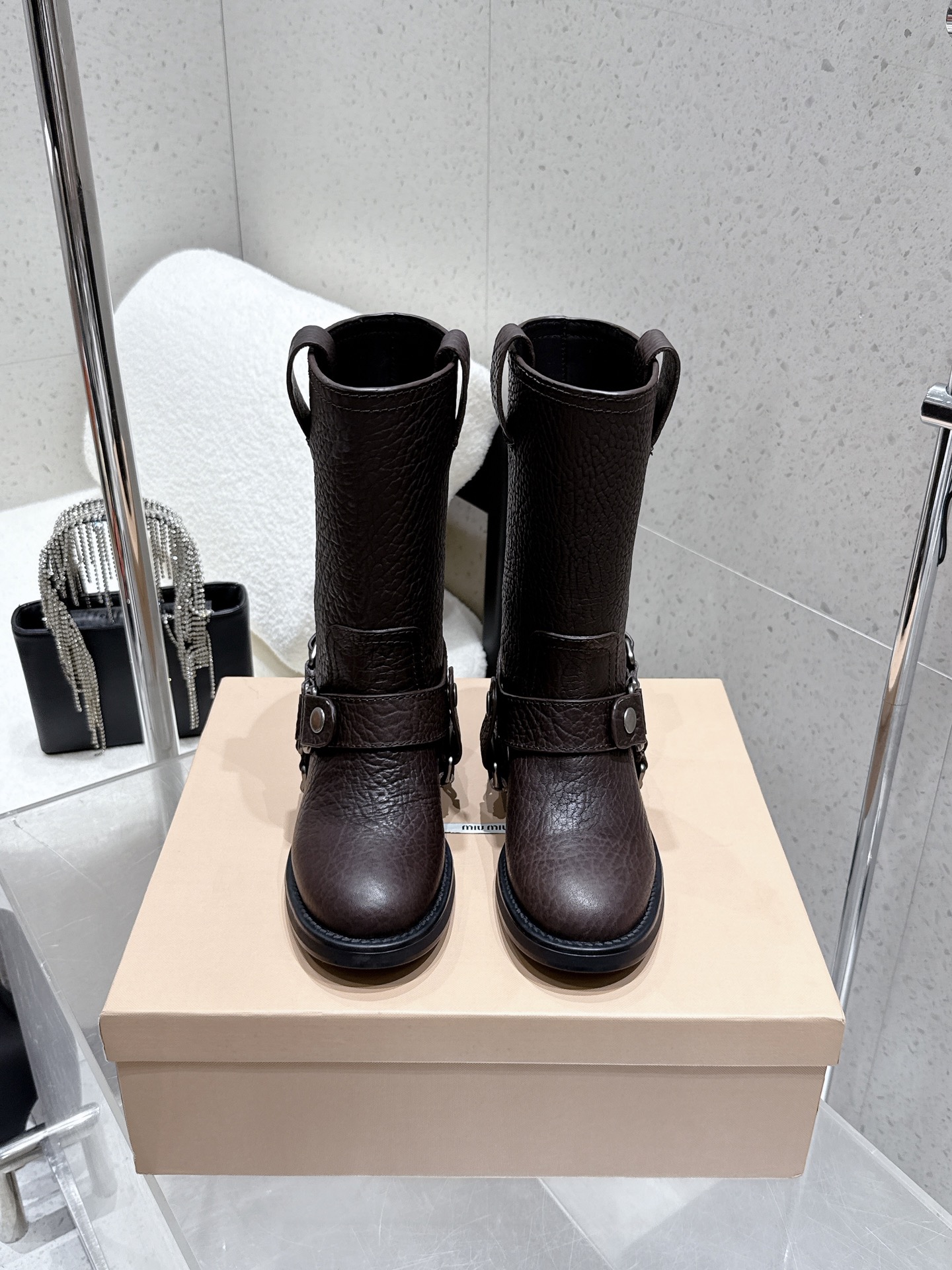 NO:489051,Top version of medium tube 400 long tube MiuMiu Miu Miu Miu autumn and winter limited catwalk style, one-step mid tube boots, long tube boots, the most worth buying boots this year, no one!  Yi Mengling has many internet celebrities with the same style. Miumiu is really cool and spicy this autumn and winter. The limited autumn and winter model is very difficult to buy. It looks very hard and is actually very soft and easy to wear!  Excellent feet feel!  The boots are wide, no matter the legs are thick and thin, they can be worn to make them feel loose and look straight. They are full of punk style. The upper is super fine lychee pattern calfskin, soft calfskin inside. Original open mold rubber sole. Size35-40 (40 custom made without return or exchange), boots, miumiu, boots, cowhide19860909顶级版本中筒400 长筒 MiuMiu缪缪秋冬限量走秀款 一脚蹬 中筒靴 长筒靴 今年最值得入手的靴子 没有之一！易梦玲同款超多网红明星上脚 miumiu今年秋冬确实泰酷辣 秋冬限定款 非常难买 看着很硬的样子 其实非常软巨好穿！脚感超赞！ 靴筒宽大 不管腿粗腿细 都能穿出宽松感而且非常显腿直 朋克风十足 鞋面超细荔枝纹小牛皮 内里柔软小牛皮 原版开模橡胶大底 Size35-40（40定做不退换）,靴子,miumiu,boots,cowhide,Women's Shoes