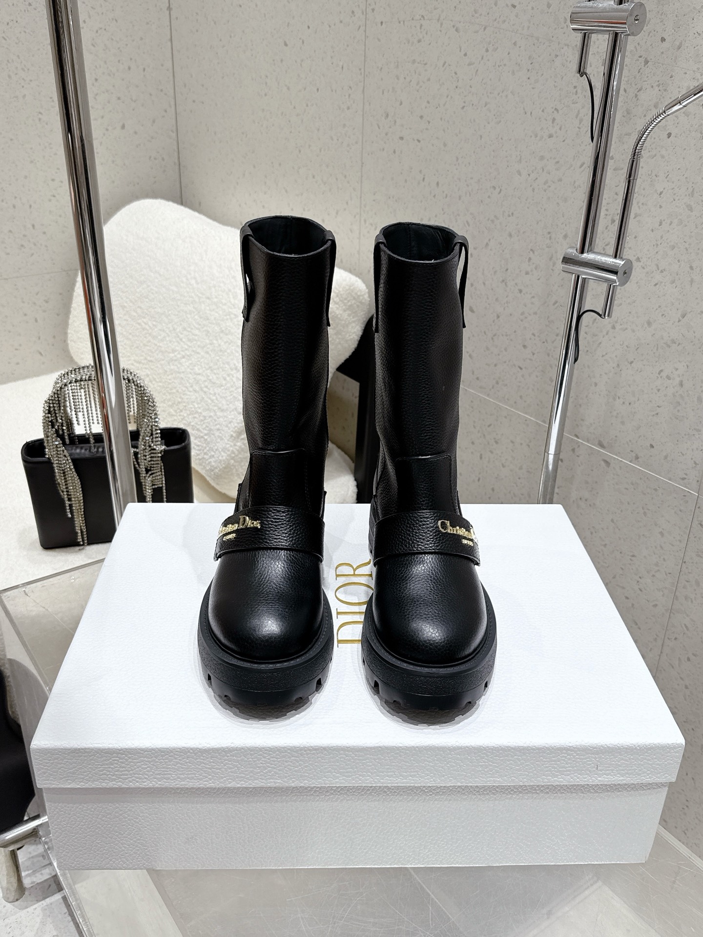 NO:489045,Dior new Martin boots in autumn and winter, mid-tube boots, Chelsea boots, Knight boots, 1:1 original replica, the highest version on the market, the upper is made of calfskin, the latest imported technology, the electric embroidered cotton cloth, the last is versatile and slim, the shape is three-dimensional and full, fashionable and high-end and atmospheric, home, the essential items for daily travel, no picking occasions, multiple colors are available, imported cowhide, imported embroidered cotton cloth, outsole: original wear-resistant sole, Size women's 35-41 (40 41 customized), boots, dior, dior, boots, cowhide19860909Dior 迪奥 秋冬新款马丁靴 中筒靴 切尔西短靴 骑士靴 1:1原版复刻 市面最高版本 鞋面采用小牛皮 拼接最新进口科技电绣棉布面 楦型百搭显瘦 造型立体饱满 时髦高端大气 居家 日常出行必备单品 不挑场合 多色可选 鞋面进口牛皮 进口刺绣棉布料 大底: 原版耐磨大底 Size女35-41 (40 41 定做),靴子,dior,dior,boots,cowhide,Women's Shoes