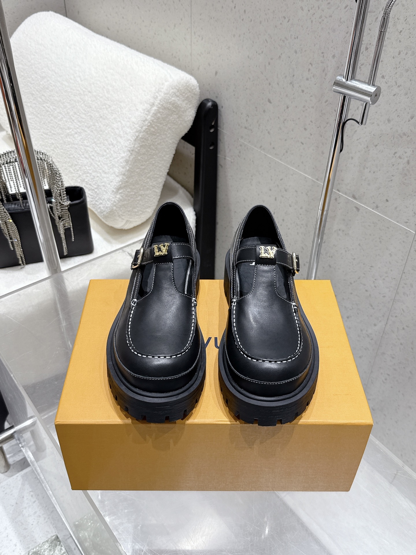 NO:489038,Top version 25Ss early autumn new Louis vuiteeon LV BUBBLE lace-up shoes couples Mary Jane thick-soled leather shoes loafers LV Bubble lace-up shoes are made of smooth cowhide leather, cleverly interpreting the Japanese workwear aesthetics delivered by Pharrell Williams and Nigo at the 2025 autumn and winter men's clothing show. The complex and symmetrical upper is dotted with contrasting stitching and Monogram floral-shaped eyelets, and the leather back loop embossed with Louis Vuitton logo. Leather back loop design. Upper cowhide/presbyterian leather inner foot pad cowhide sole original molded TPU rubber outsole heel height 5cm size for women 35-40 men 40-46 (female 40 men 45.46 custom-made non-return), Mary Jane, louis  vuitton,louis vuitton,louis vuitton,loafers,mary jane,cowhide19860909顶级版本 25Ss早秋新款Louis vuiteeon LV BUBBLE 系带鞋 情侣款 玛丽珍 厚底小皮鞋 乐福鞋 LV Bubble 系带鞋取材光滑牛皮革,巧妙诠释Pharrell Williams和 Nigo于2025 秋冬男装秀场传递的日式工装美学.繁复对称的鞋面点缀撞色缝线和Monogram花卉形状孔眼,压印路易威登标识的皮革后袢致意皮具系列设计. 鞋面牛皮/老花皮 内里垫脚牛皮 鞋底原版开模TPU橡胶大底 跟高5cm 码数女35-40 男40-46（女40 男45.46定做不退换）,玛丽珍,louis vuitton,louis vuitton,louis vuitton,loafers,mary jane,cowhide,Women's Shoes