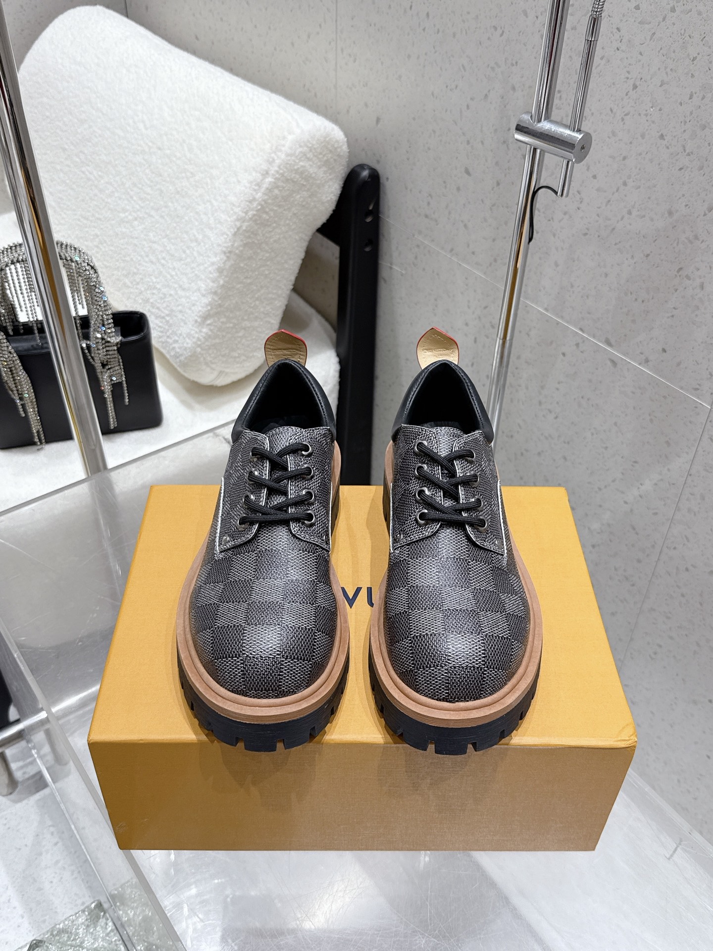 NO:489031,Top version 25Ss early autumn new Louis vuiteeon LV BUBBLE lace-up shoes couples thick-soled small leather shoes classic presbyterian/chessboard loafers LV Bubble lace-up shoes are made of smooth cowhide leather, cleverly interpreting the Japanese workwear aesthetics delivered by Pharrell Williams and Nigo at the 2025 autumn and winter men's clothing show. The complex and symmetrical upper is dotted with contrasting stitching and Monogram floral-shaped eyelets, and the leather back loop embossed with Louis Vuitton logo. Leather back loop design with leather. Upper cowhide/presbyterian leather inner foot pad cowhide sole original molded TPU rubber outsole heel height 5cm size for women 35-40 men 40-46 (female 40 men 45.46 custom-made non-return), louis, louis  vuitton,louis vuitton,louis vuitton,loafers,cowhide19860909顶级版本 25Ss早秋新款Louis vuiteeon LV BUBBLE 系带鞋 情侣款 厚底小皮鞋经典老花/棋盘格乐福鞋 LV Bubble 系带鞋取材光滑牛皮革,巧妙诠释Pharrell Williams和 Nigo于2025 秋冬男装秀场传递的日式工装美学.繁复对称的鞋面点缀撞色缝线和Monogram花卉形状孔眼,压印路易威登标识的皮革后袢致意皮具系列设计. 鞋面牛皮/老花皮 内里垫脚牛皮 鞋底原版开模TPU橡胶大底 跟高5cm 码数女35-40 男40-46（女40 男45.46定做不退换）,乐福鞋,louis vuitton,louis vuitton,louis vuitton,loafers,cowhide,Women's Shoes